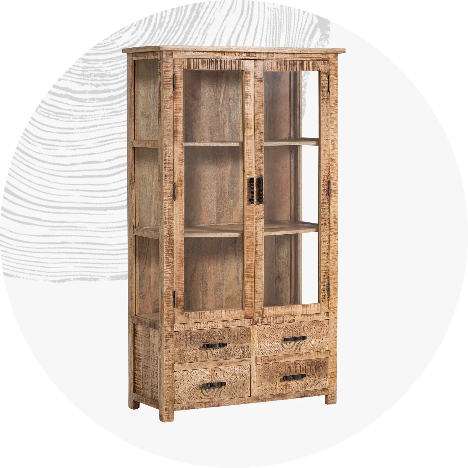 Moderne Holzvitrine mit Glastüren im hellen Wohnzimmer, warme Holzoptik, klare Linien, elegante Präsentation von Geschirr und Deko