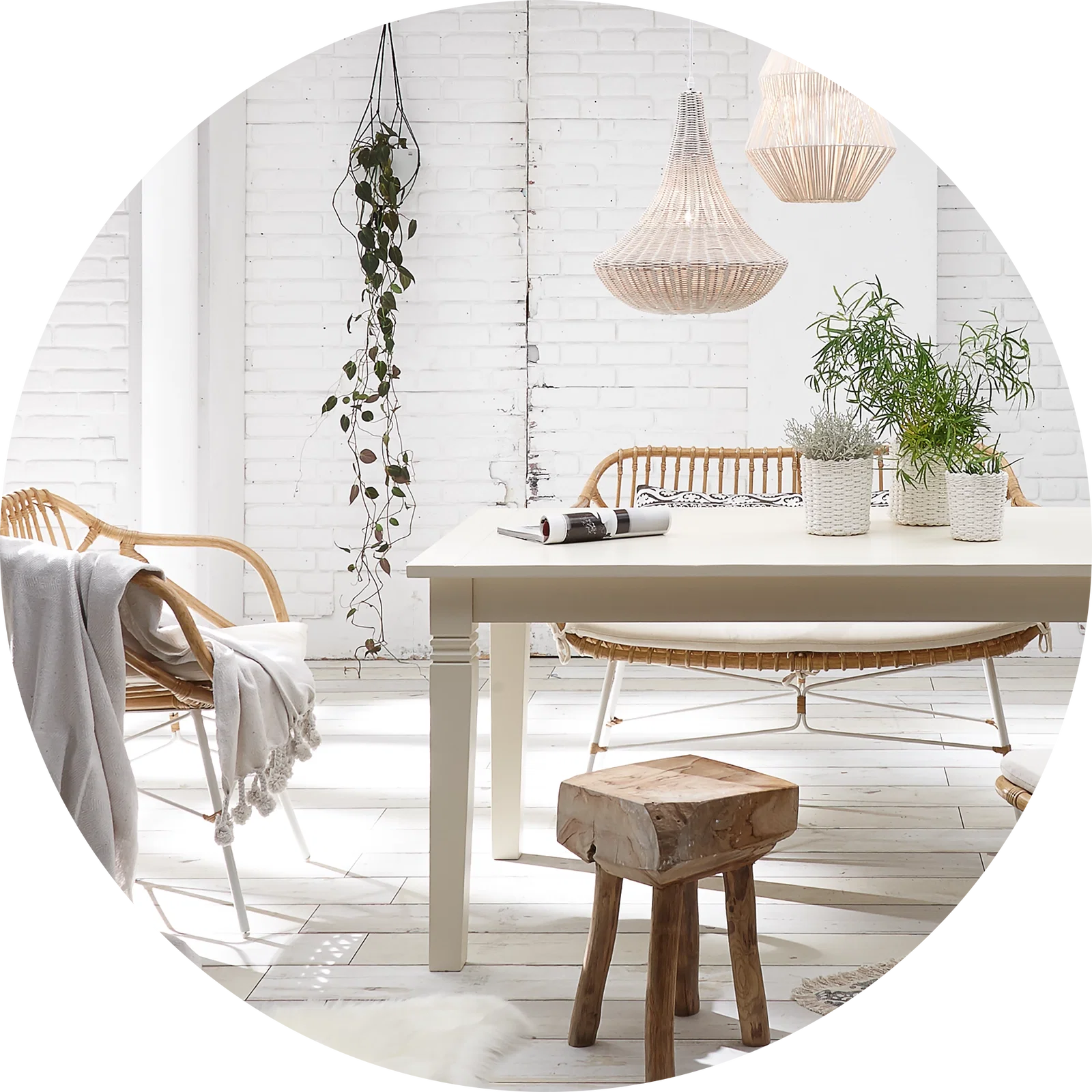 Bohemian White Wohnstil – helles Boho-Wohnzimmer mit weißen Möbeln, Rattan-Elementen, Naturtextilien und Pflanzen, gemütlich