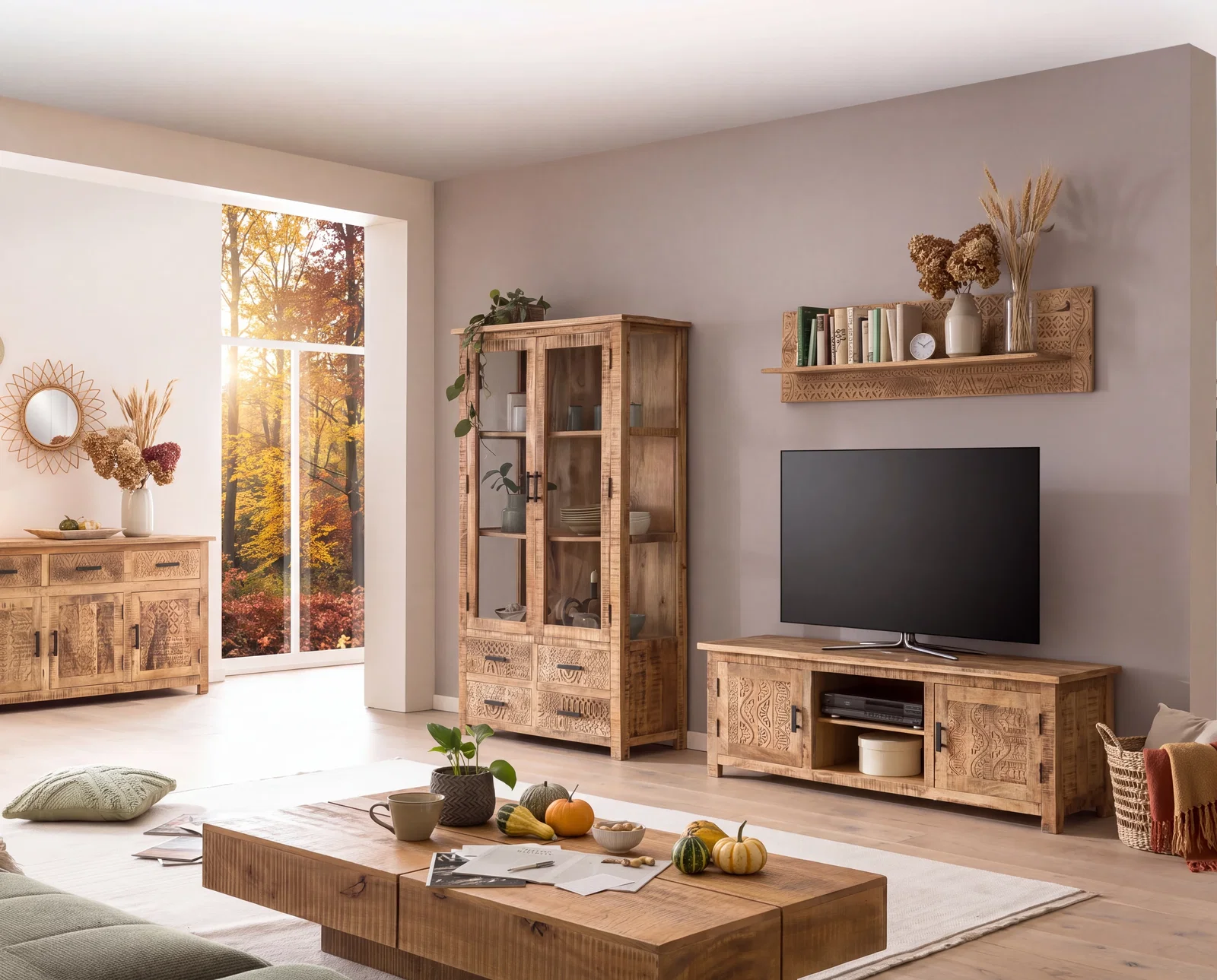 Gemütliches Wohnzimmer mit Massivholzmöbeln im Ethno-Stil, Vitrine, TV-Board und Sideboard in warmem Herbst-Ambiente