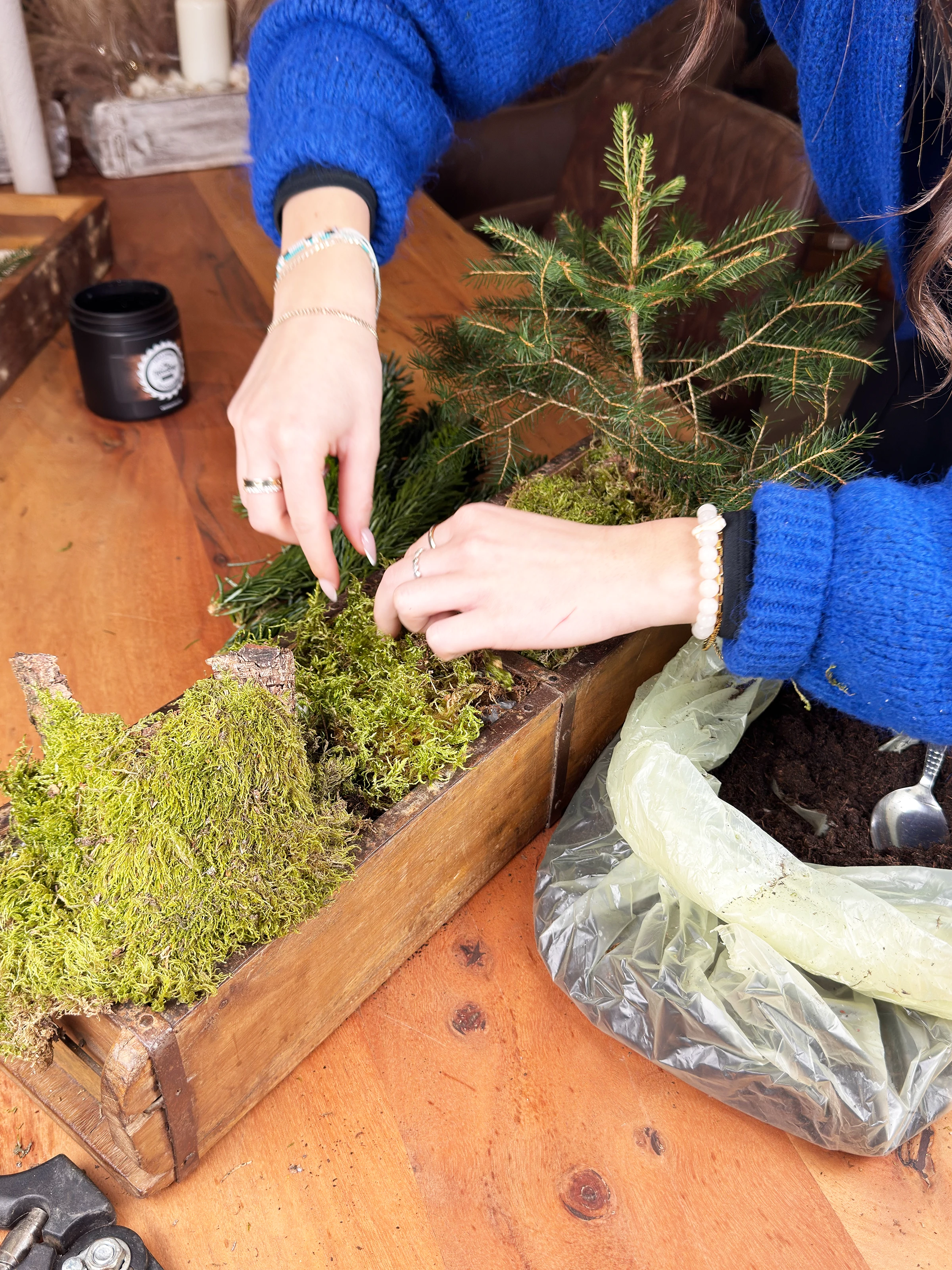 Massivholz-Tischplatte in Naturfinish, helle Eichenoptik mit sichtbarer Holzmaserung, warmes skandinavisch-rustikales Ambiente