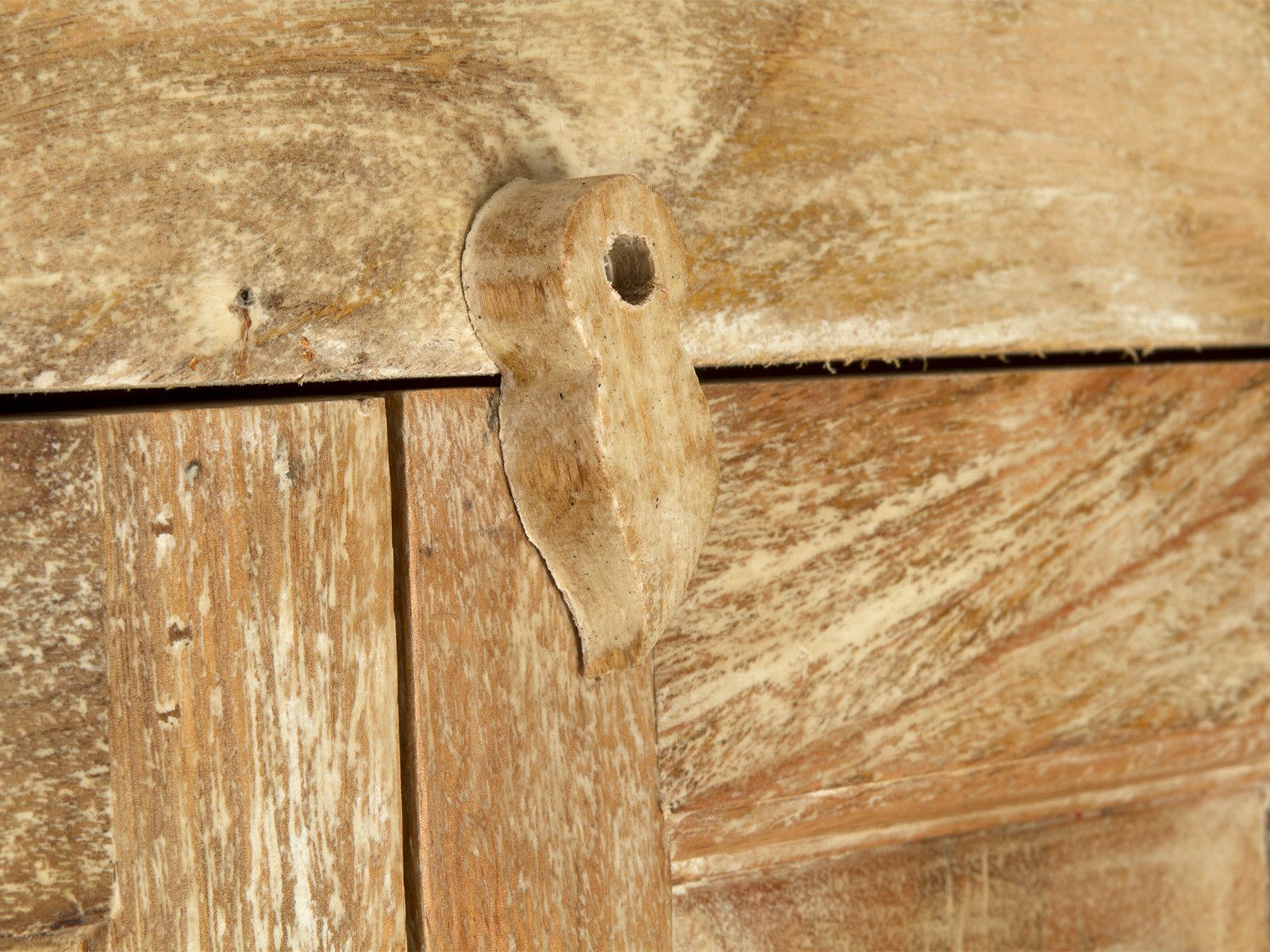 Detailansicht „Schrank Patina“: Nahaufnahme lackierter Mango-Holz-Türscharniere mit natürlicher Patina-Oberfläche Detailansicht „Schrank Patina“: Nahaufnahme lackierter Mango-Holz-Türscharniere mit natürlicher Patina-Oberfläche