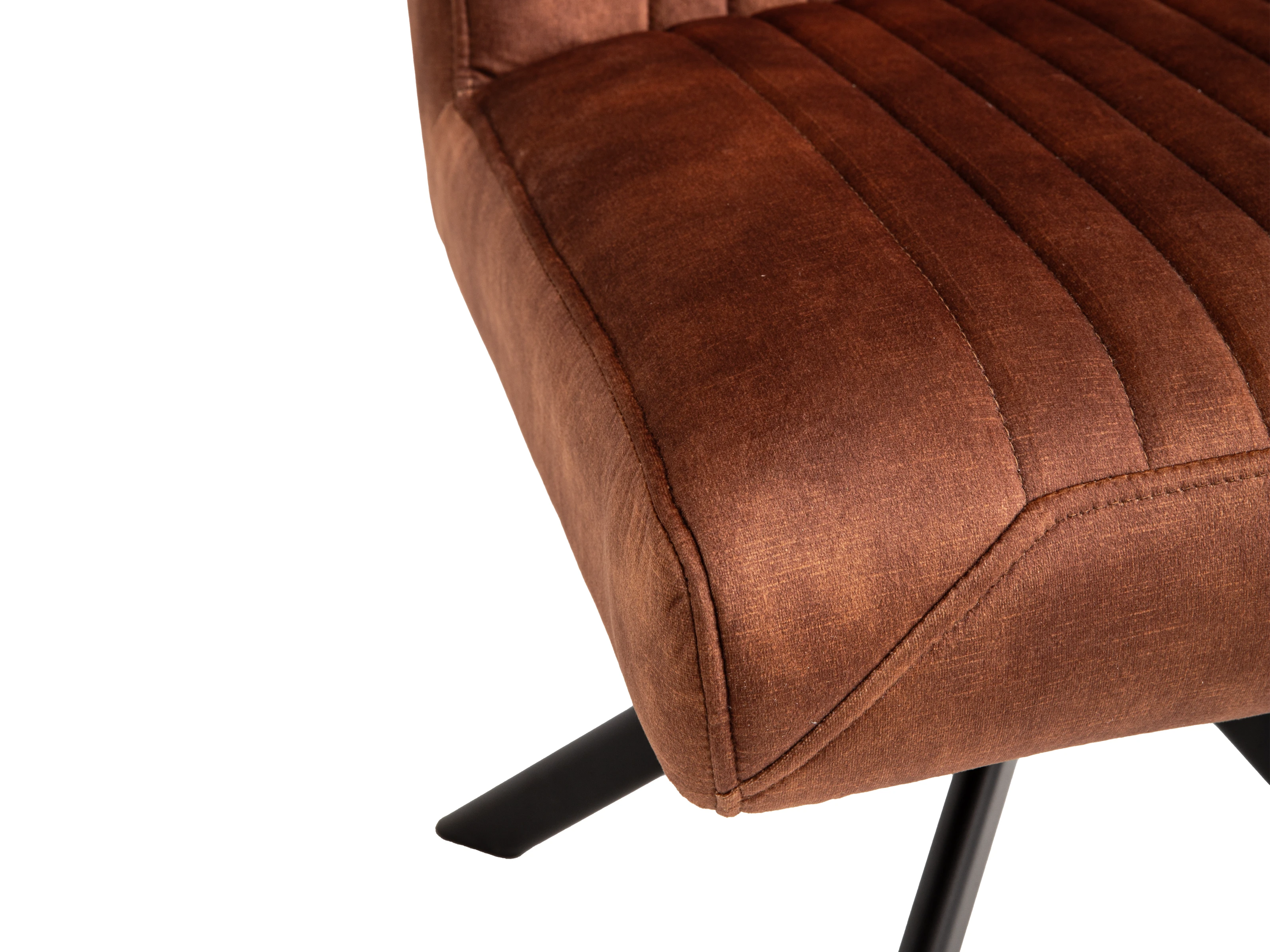 Stuhl Canton braun, Detailansicht Sitzpolster mit Polyesterbezug und lackiertem Metallgestell, Freisteller, 45°-Ansicht. Essgruppe Osbon