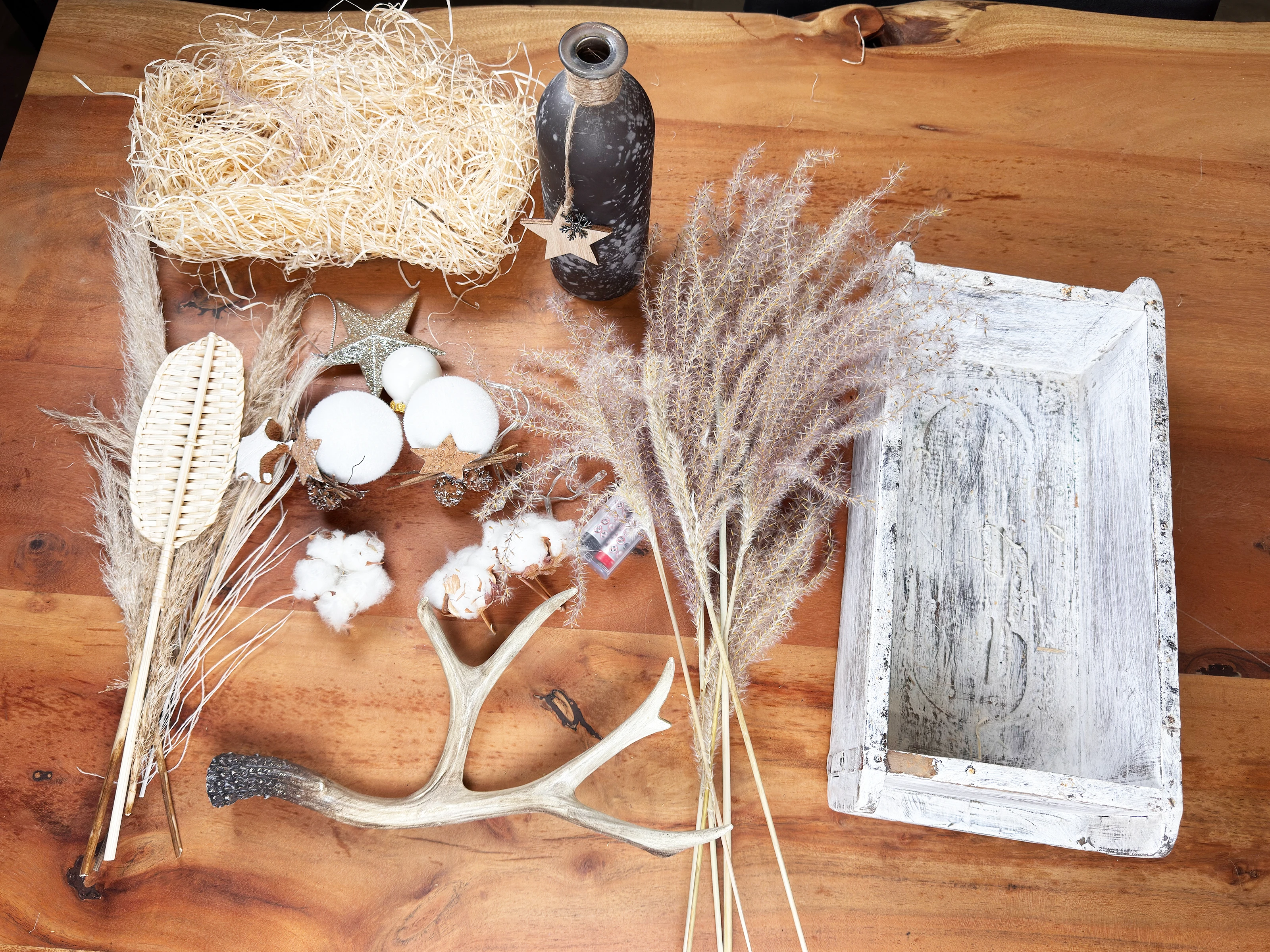 Boho-Möbel 'Luisa' von Woodkings – Produktfoto in natürlichem Boho-Design mit hellen Kissen und Holzakzenten, gemütliches neutrales Wohnambiente