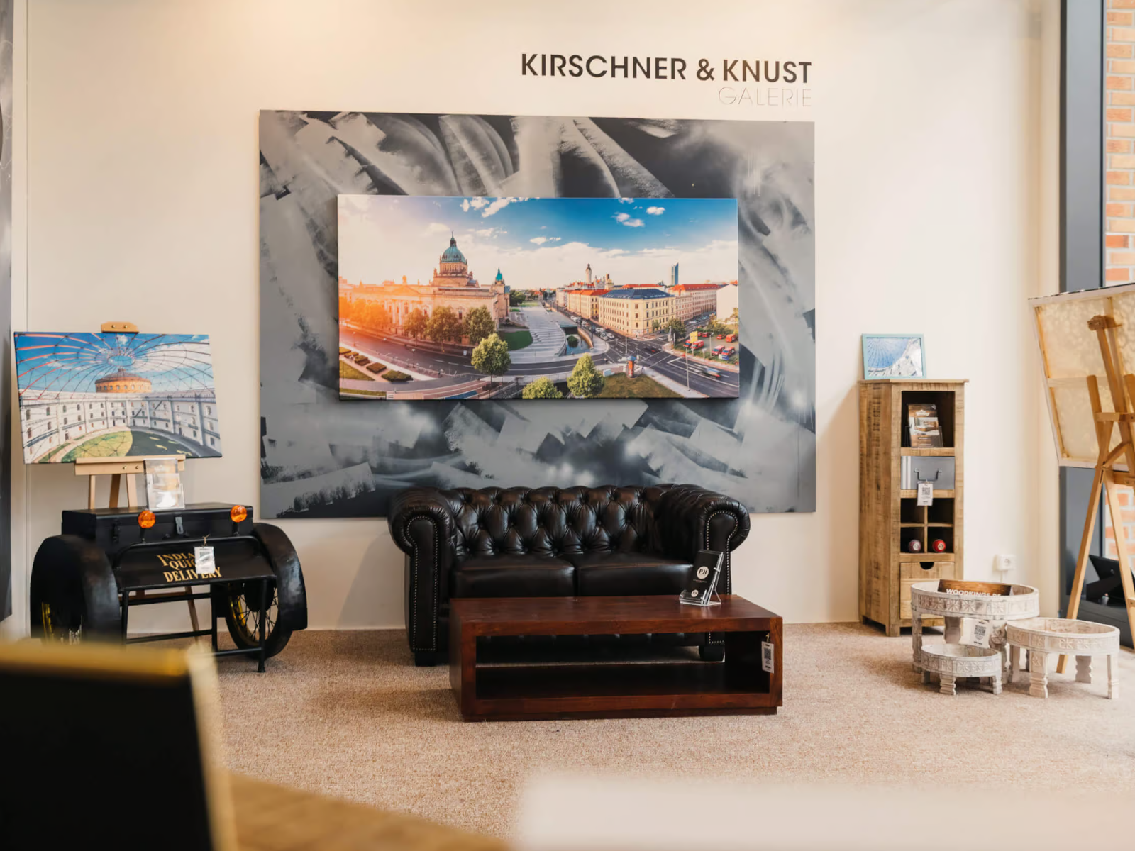 Woodkings Chesterfield-Sofa und rustikale Holzmöbel zwischen großformatigen Fotografien in der Galerie von Philipp Kirschner in Brehna