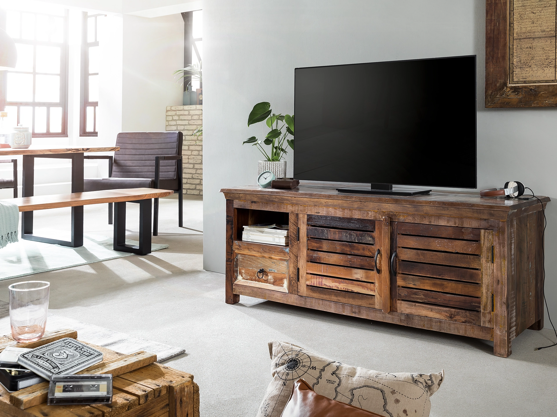 Wakefield-Holzmöbel in Wohnambiente: naturfarbene Oberfläche, warme Töne, minimalistisches, gemütliches Styling