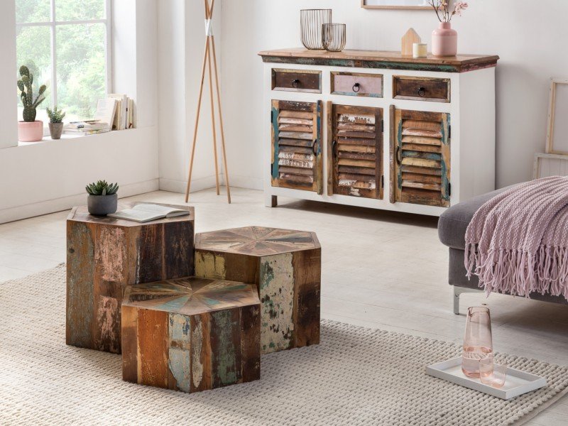Perth Sideboard aus Holz in hellem, skandinavisch-minimalistischem Wohnzimmer, warmes Holz, klare Linien, Pflanze und dezente Deko.