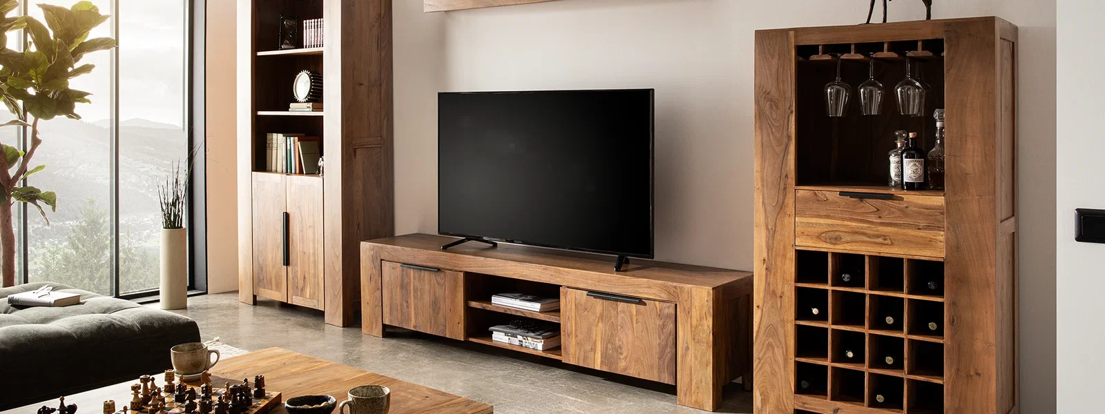 Moderner Schreibtisch Osbon von HB‑Möbel: Holzplatte auf schlankem Metallgestell im stilvollen Wohnambiente.