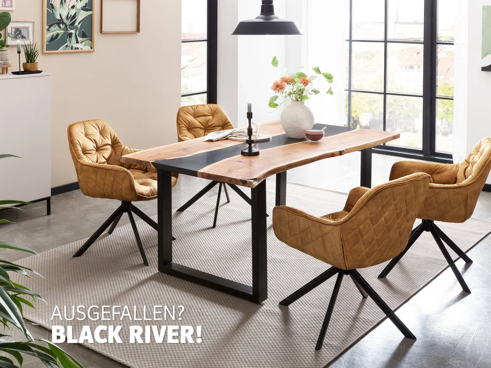 Moderner massiver Holztisch mit gedeckter Tafel, Teller und Besteck, warmes, gemütliches Esszimmer-Ambiente