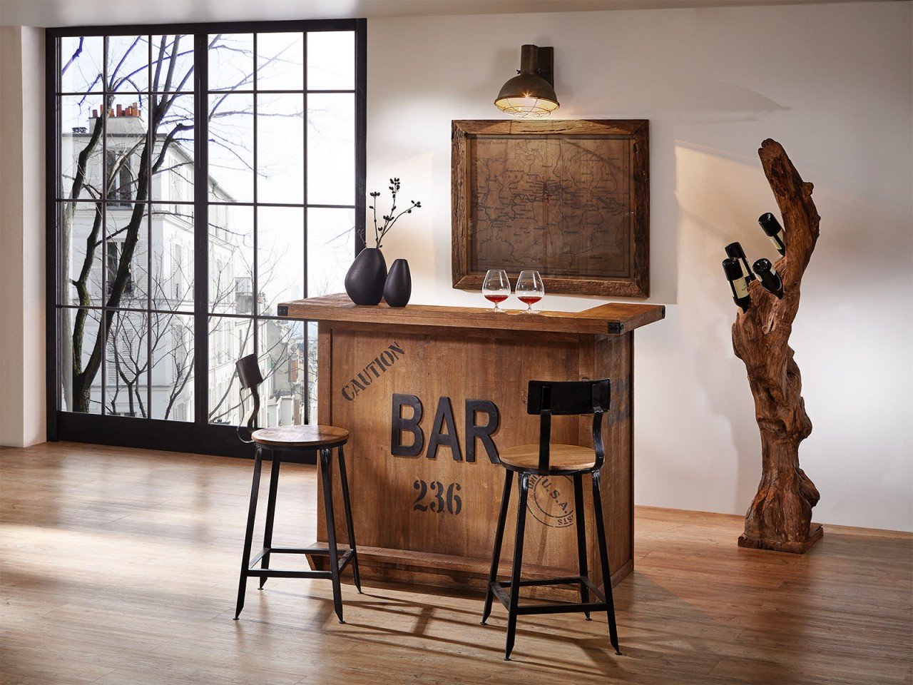 Gemütliches Wohnzimmer mit Sheffield-Bar aus warmem Holz, Sofa mit Kissen, Teppich und stimmungsvolle Beleuchtung im rustikal-skandinavischen Stil