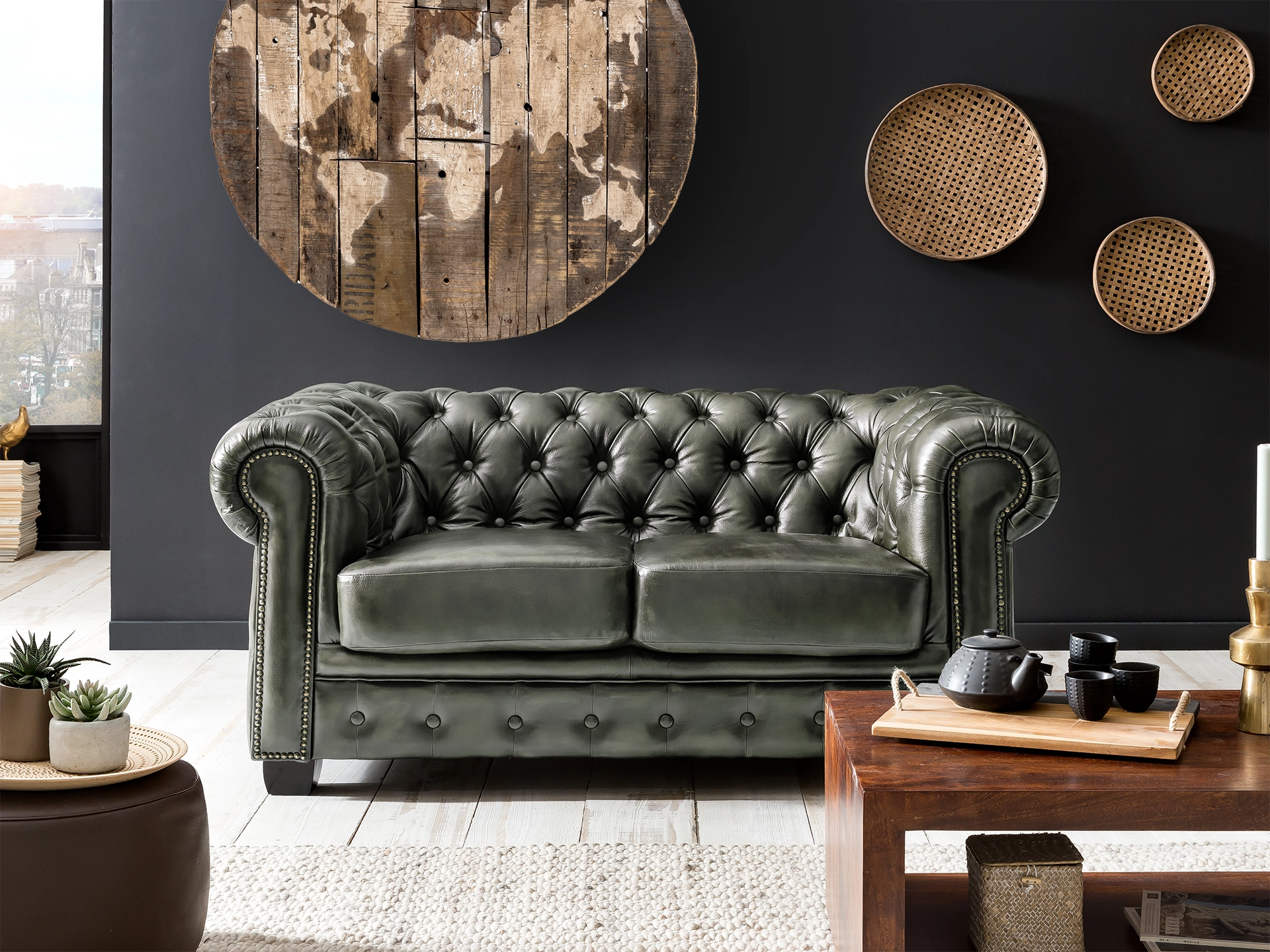 Runde Weltkarte aus Holz (A2) als dekoratives Wandbild mit filigranen Kontinenten und natürlicher Holzmaserung