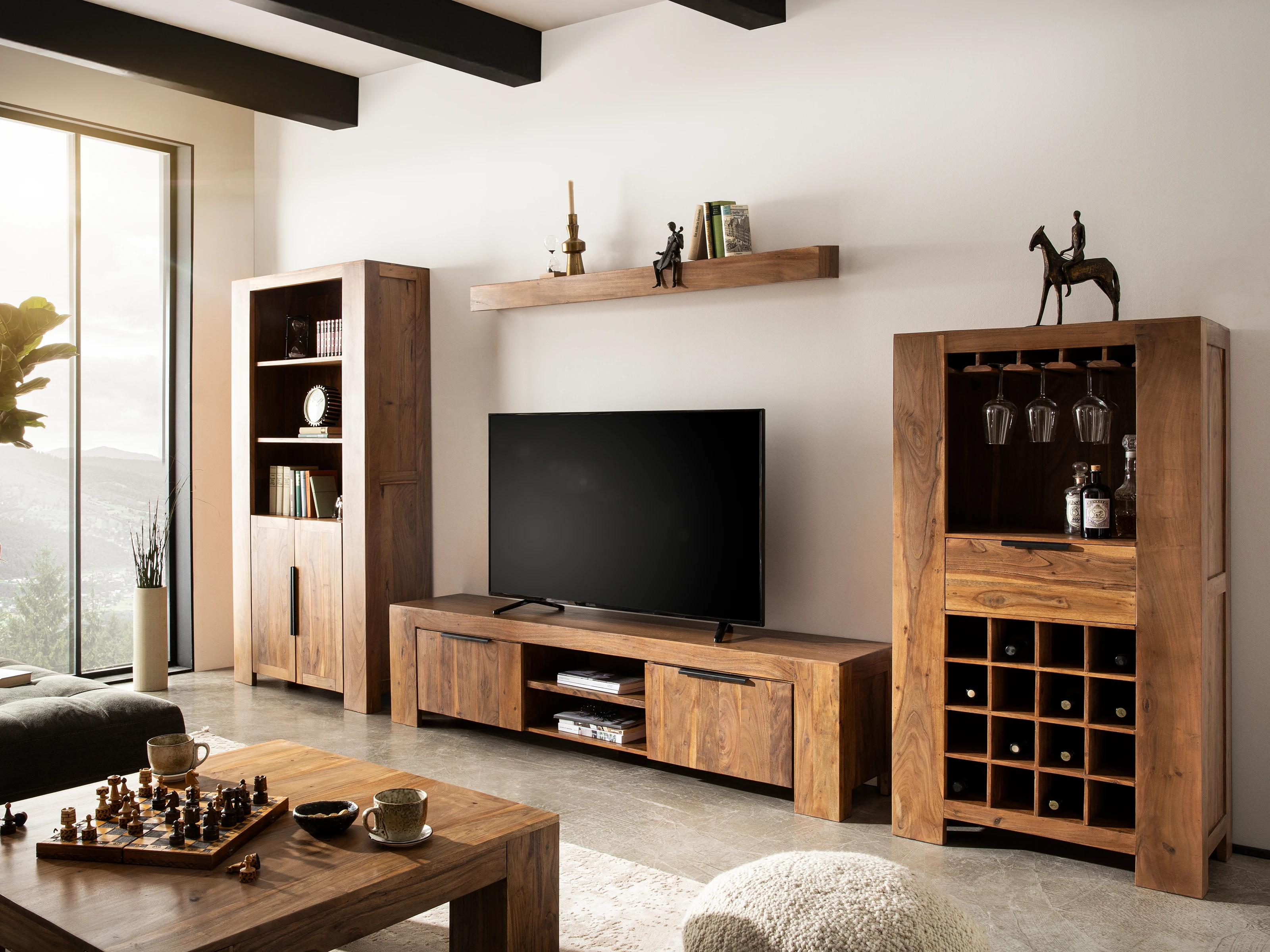 Ambienteaufnahme des Möbelstücks Osbon aus Holz in Eichenoptik im modernen Wohnzimmer, warmes Farbschema und minimalistische Einrichtung