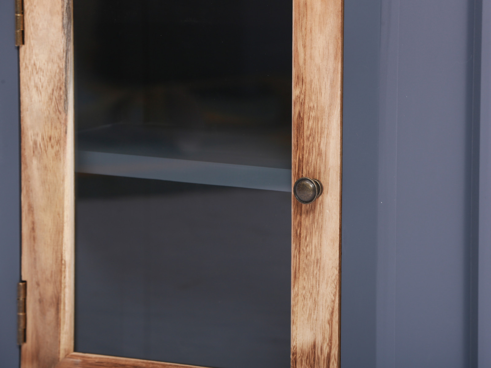 Detail-Freisteller: Bad-Hängeschrank Kansas Grau mit Paulownia/MDF-Holztür und Glasfront, links angeschlagen, Metallknauf