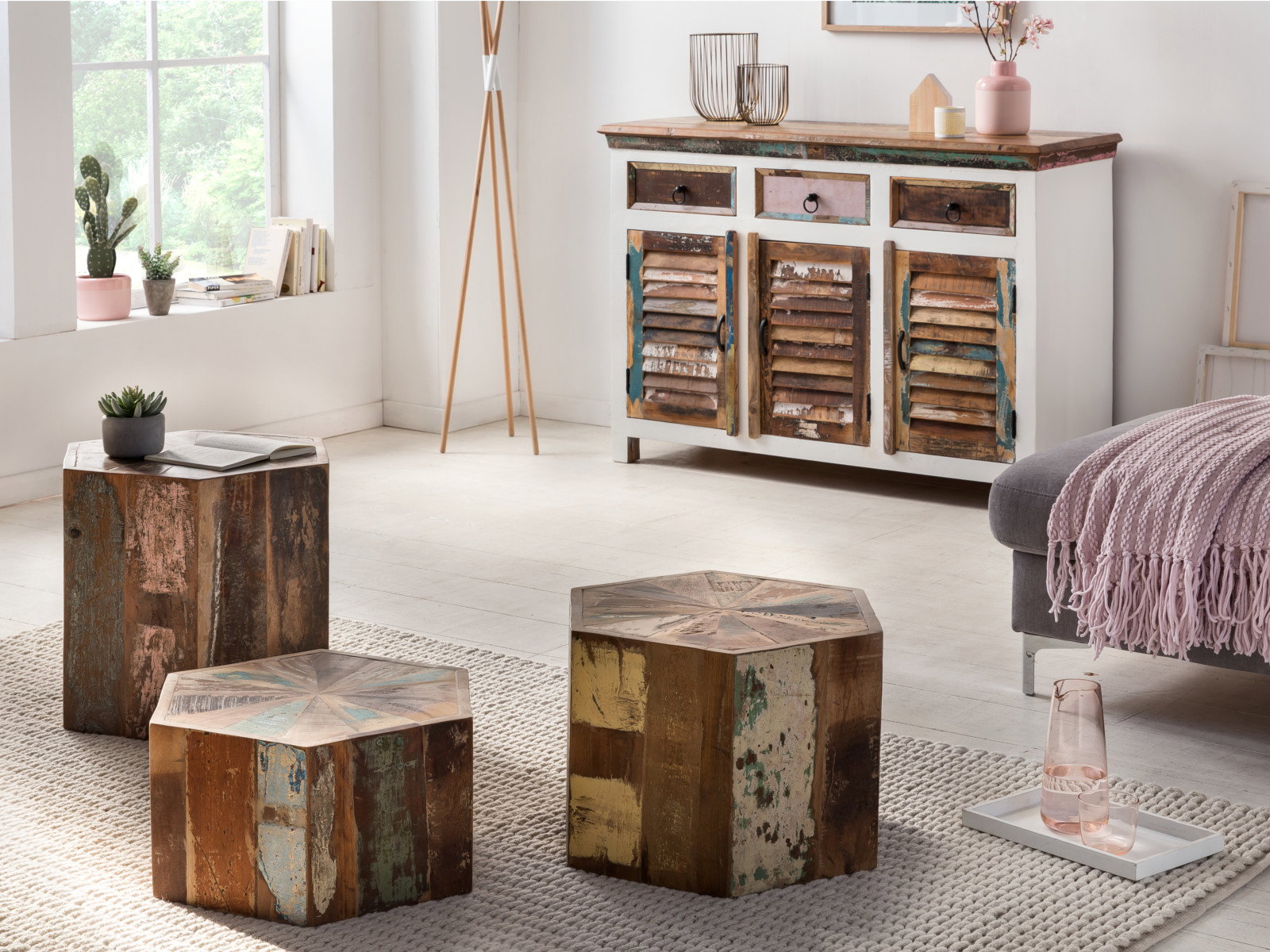 3er-Set-Couchtisch Wakefield aus recyceltem, lackiertem Hartholz, sechseckig, mehrfarbig, 45°-Ansicht im Wohnbeispiel