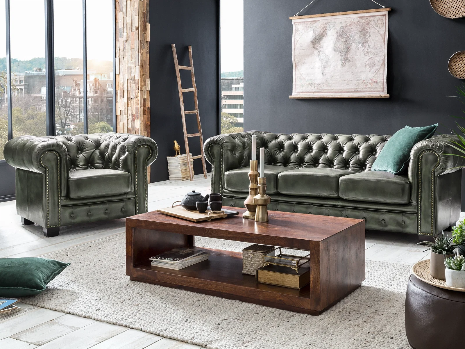 Grünes Chesterfield Sofa und Sessel aus Echtleder als klassischer Blickfang im Wohnzimmer