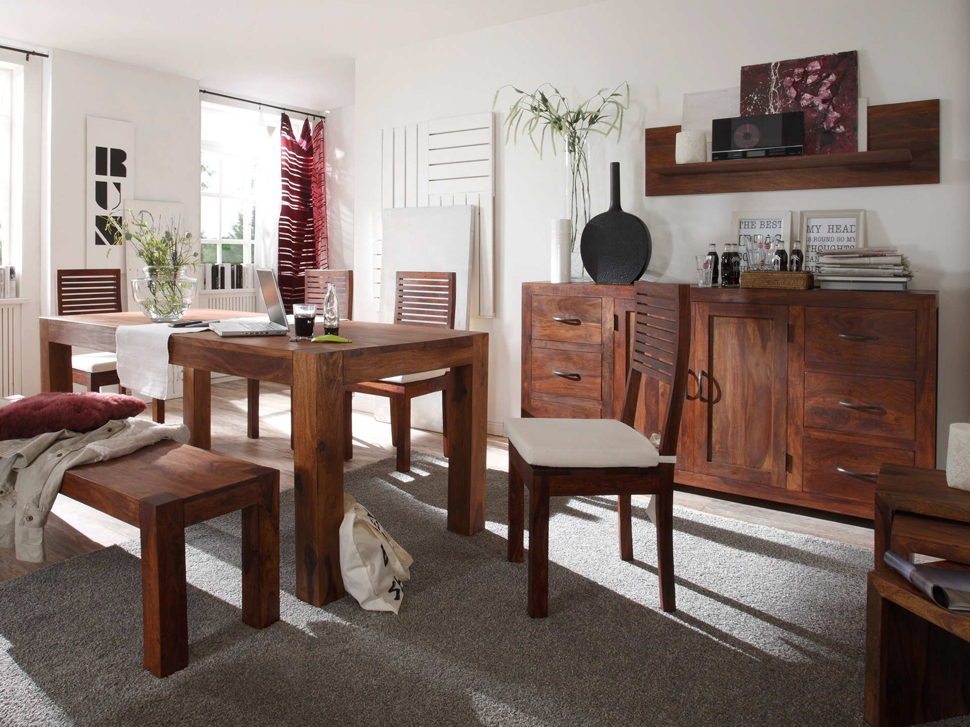 Modernes Wohnambiente mit Palison-Holzmöbel in Eiche, warmes Licht, minimalistische Einrichtung und neutrale Textilien