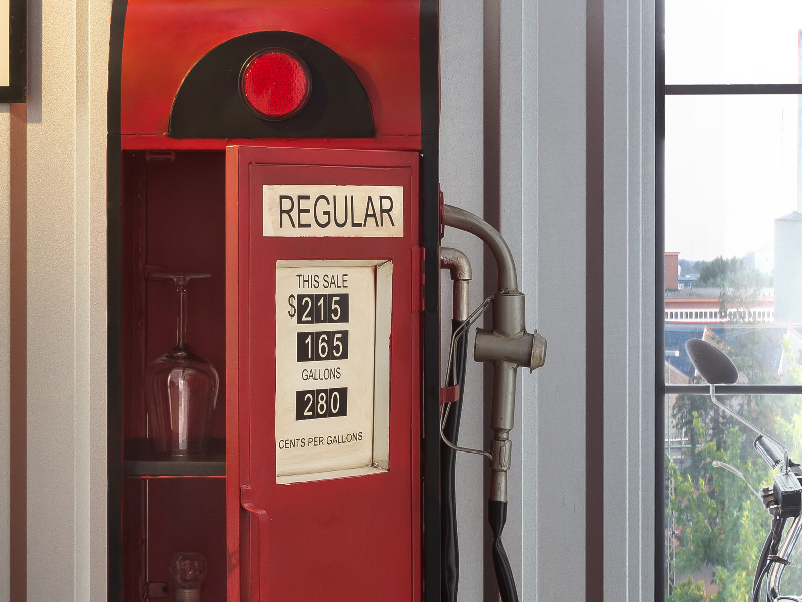 Frontansicht geöffnet: Barregal ‘Zapfsäule’, rotes lackiertes Metall (50×195×33 cm), 1 Tür rechts, Innenfach mit Glashalter.