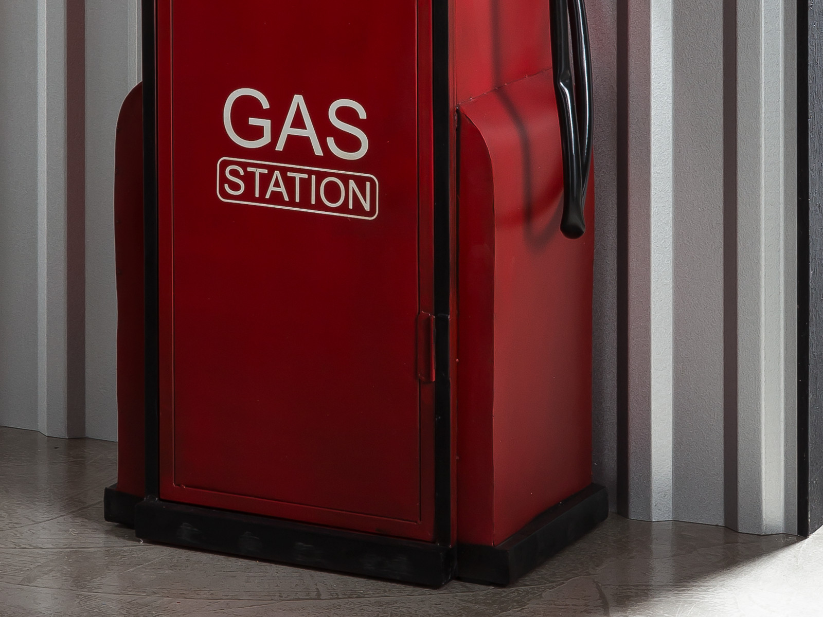 Barregal Zapfsäule lackiertes Metall in Rot, 45°-Ansicht, B50×H195×T33?cm, 1 Tür rechts, modernes Bikes & Bars-Design