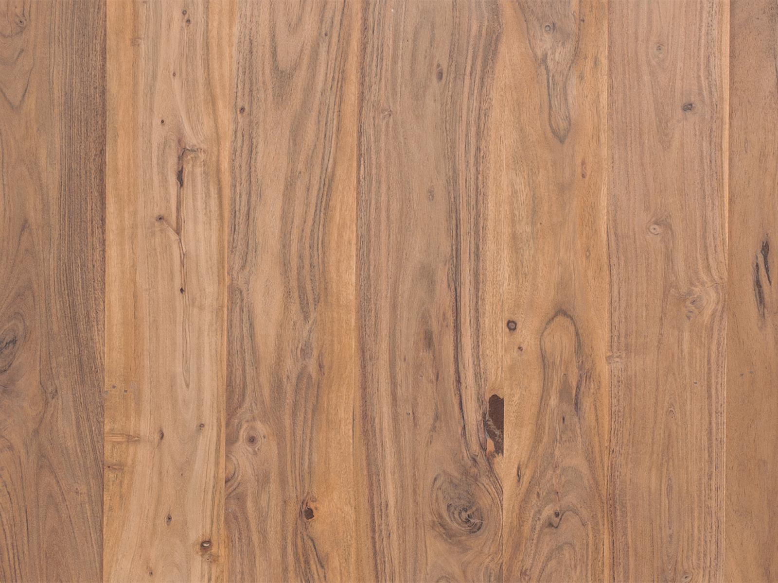 Detailbild der lackierten Akazienholz-Oberfläche des Bücherregals Osbon (100×190×40 cm) in warmbraun. Detailbild der lackierten Akazienholz-Oberfläche des Bücherregals Osbon (100×190×40 cm) in warmbraun.