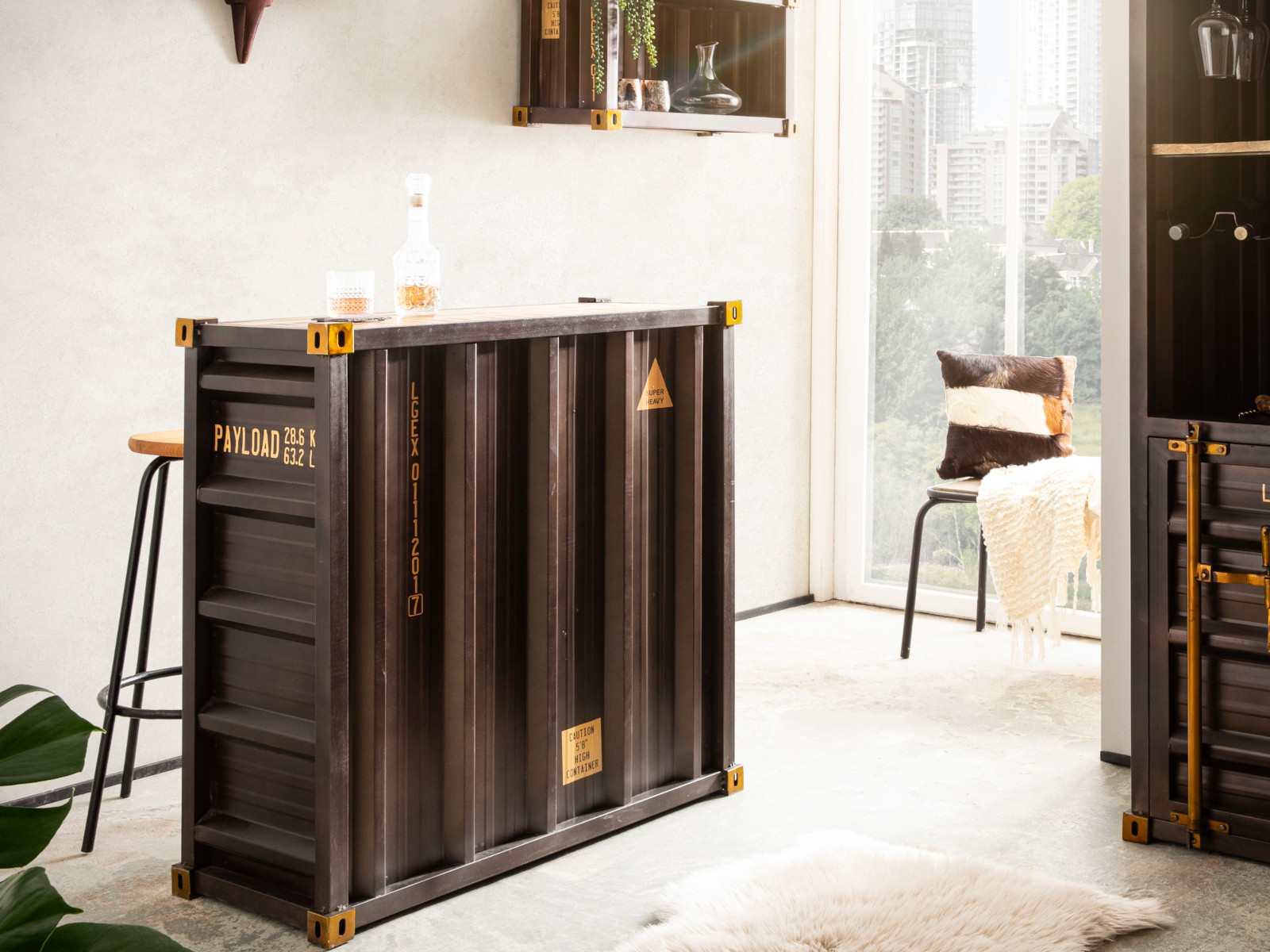 Bartresen Cargon aus lackiertem Mangoholz und Metall, braun, 45°-Ansicht im Wohnbeispiel, 102×100×42?cm