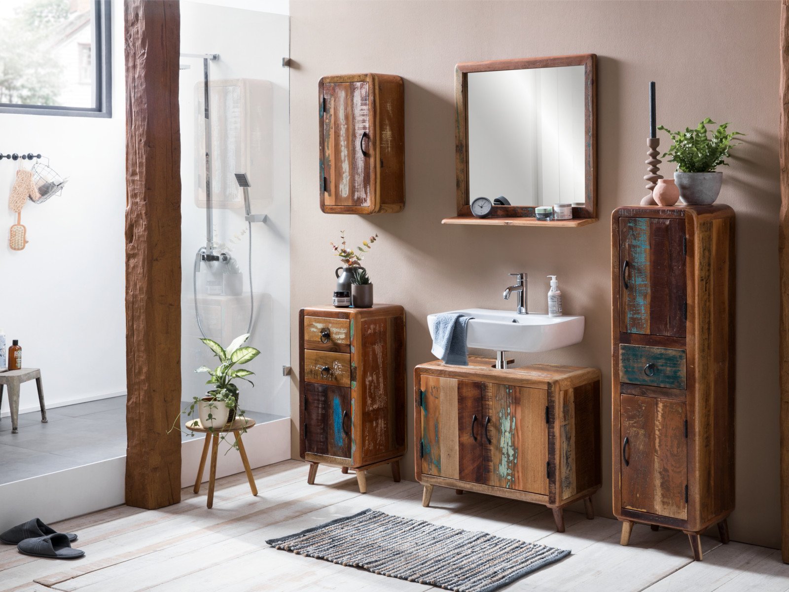 Rustikales Altholz-Möbel-Set in warmen Holztönen, vintage Optik, sichtbare Maserung und naturbelassene Oberfläche