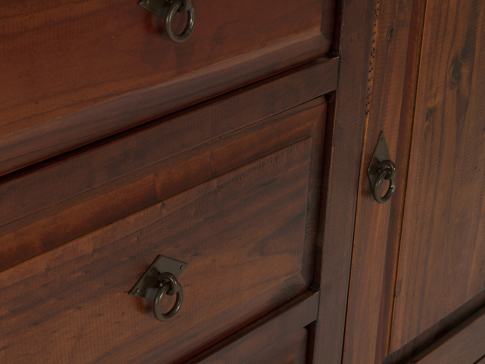 Sideboard Catana braun – Detailbild der lackierten Pinienholz-Oberfläche und Metall-Ringgriffe in Nahaufnahme (Freisteller)