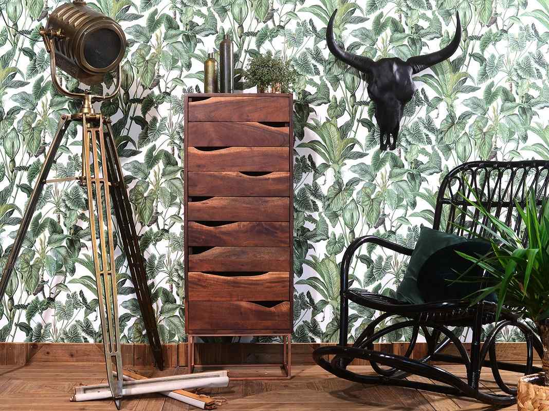 Hohe Kommode aus Massivholz mit mehreren Schubladen, warmes Naturholz im modernen Wohnambiente, skandinavisch-minimalistischer Stil