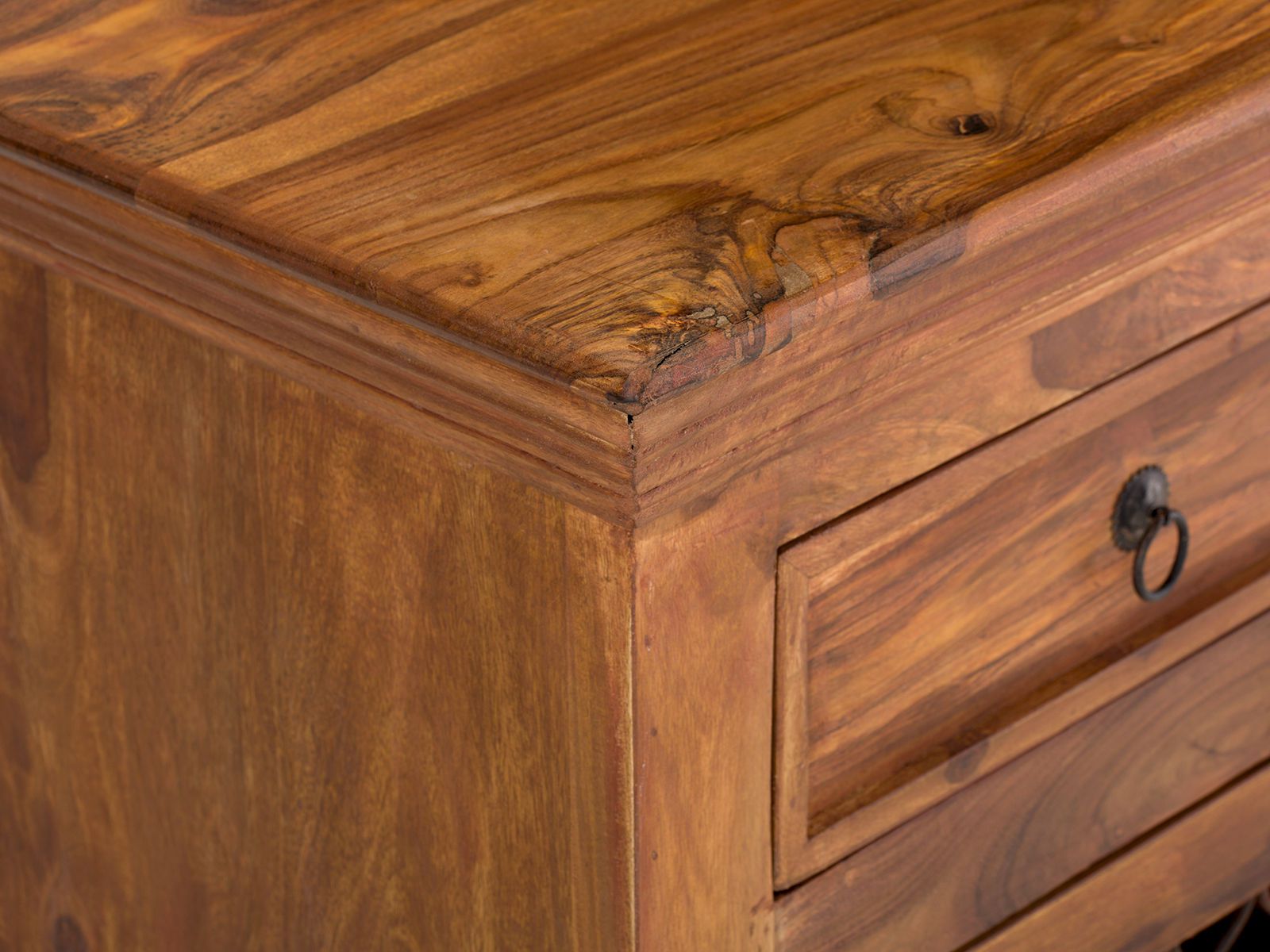 Detail: Sideboard Merlino aus lackierter Akazie, 45°-Freisteller-Ansicht mit Holzmaserung und Schublade mit Ringgriff.