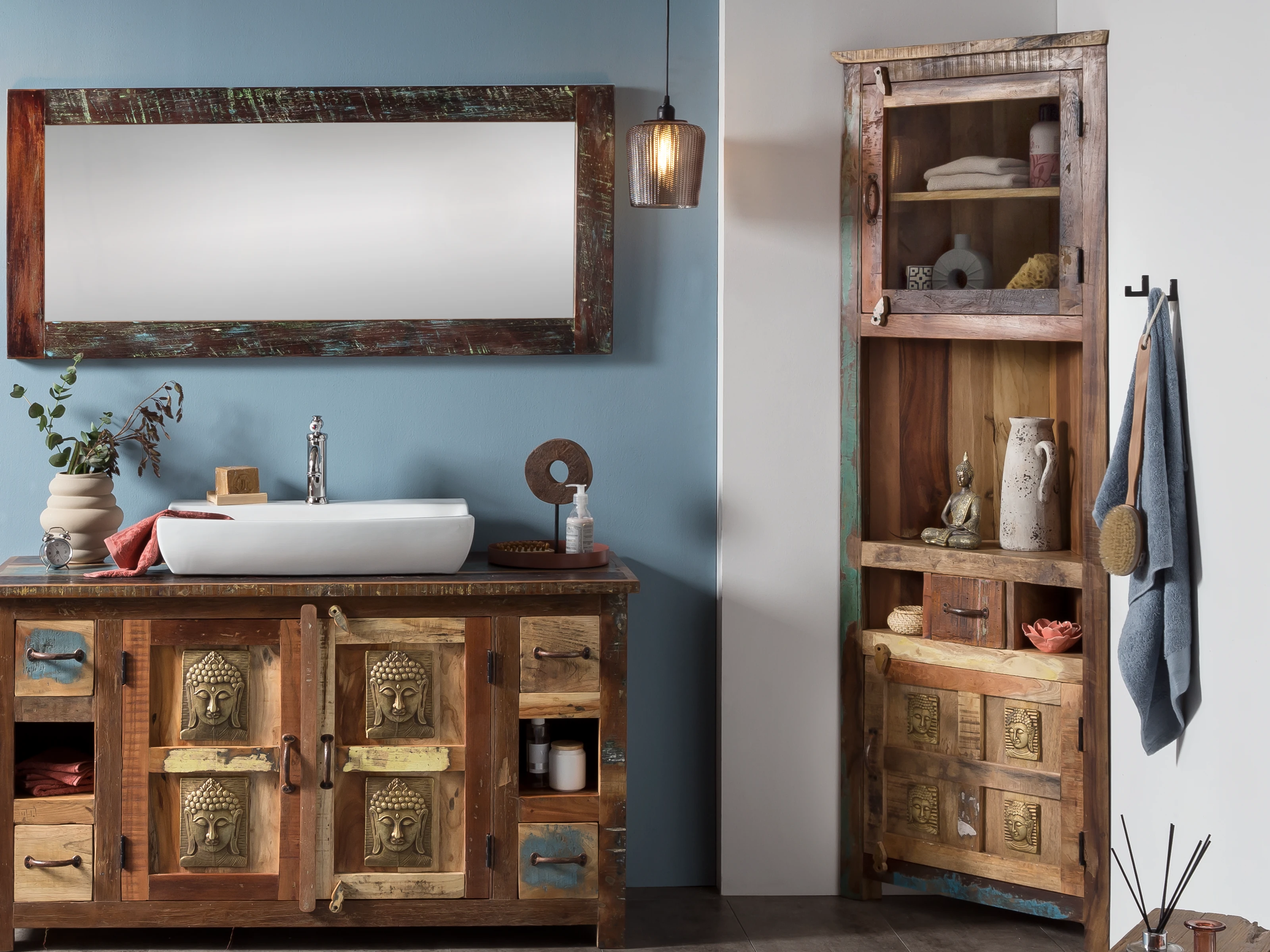 Sumana Ecksofa: modernes, polstertes Ecksofa in hellem, skandinavisch-minimalistischem Wohnzimmer mit Kissen