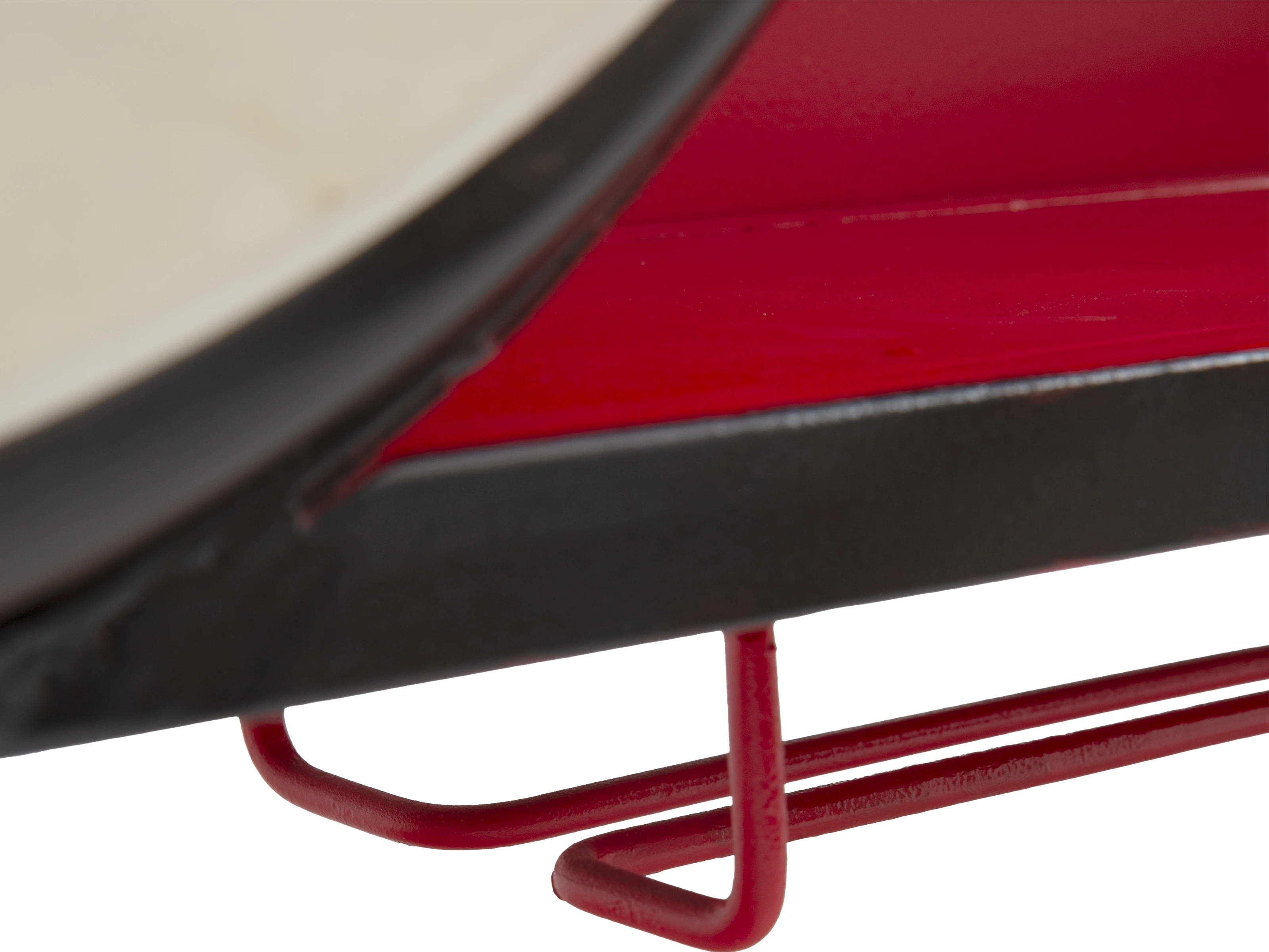 Wandregal Gasoline – freigestelltes Detailbild des lackierten roten Metallrahmens und Standfußes in 45°-Ansicht.