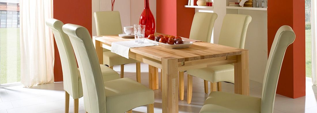 Wohnbeispiel mit Möbeln aus Buchenholz: heller Esstisch und Stühle in natürlicher, warmer Einrichtung