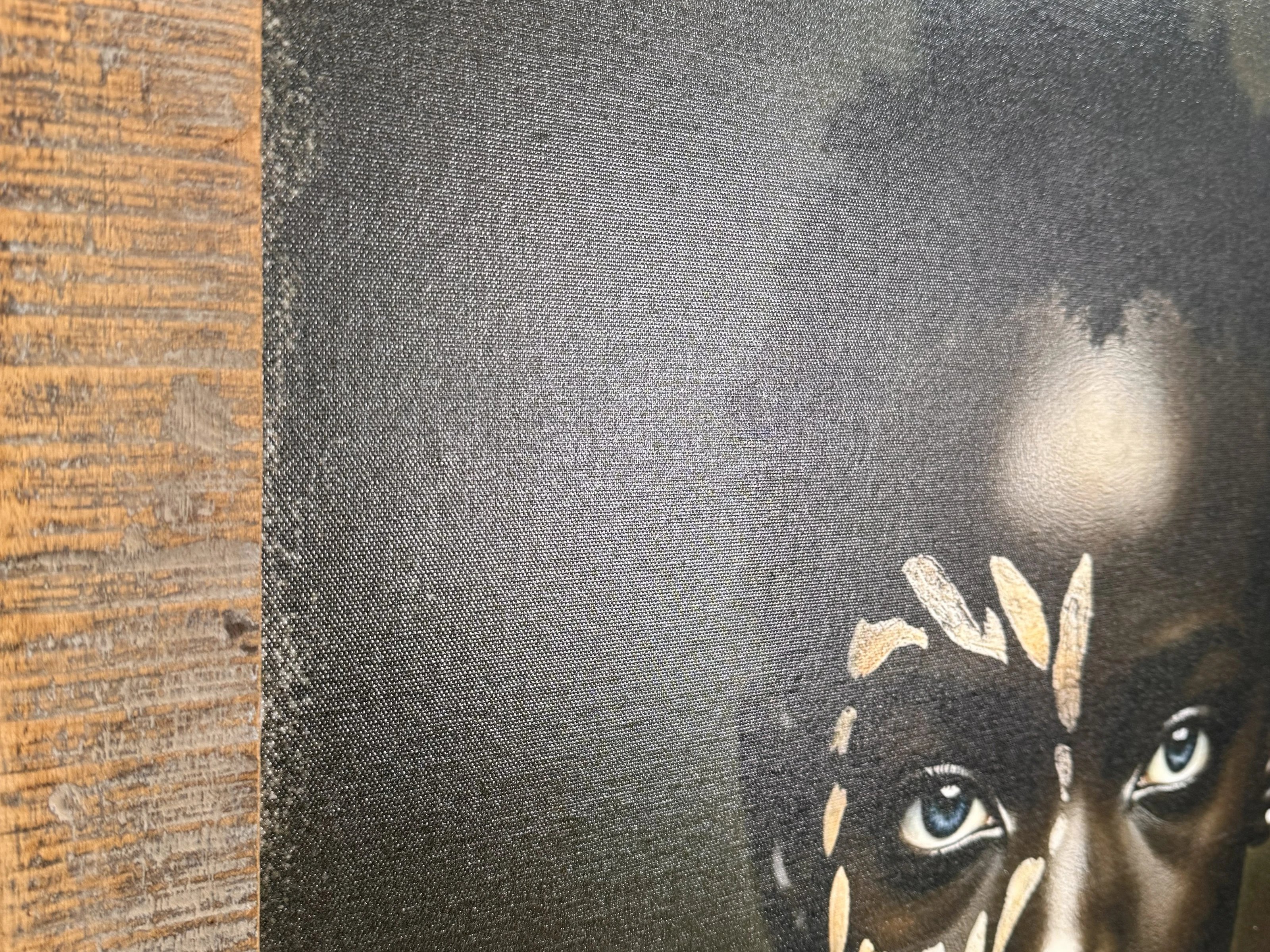 Canvas-Wandbild 70×90 Silent Strength aus Altholz in 45°-Ansicht, Gesichtsporträt mit weißer Stammesbemalung und blauen Augen.