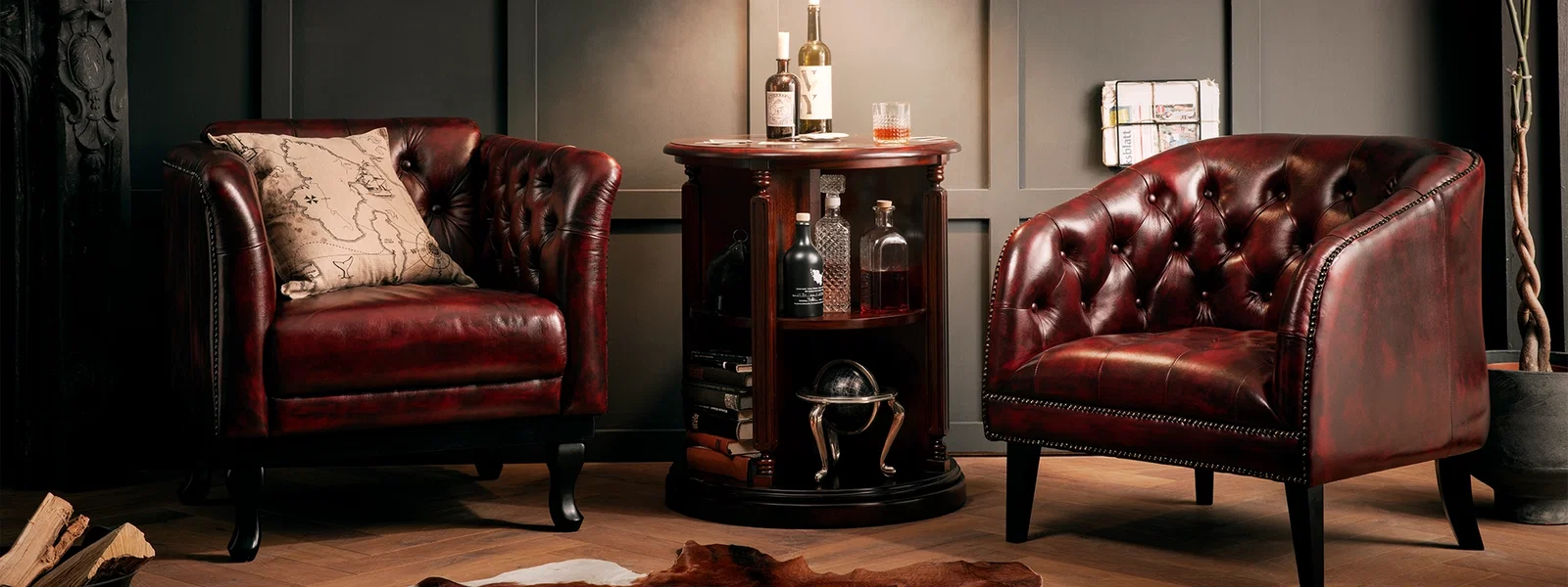 Chesterfield-Ledersessel im klassischen Arbeitszimmerstil, dunkelbraun, capitonné Knopfheftung und geschwungene Armlehnen