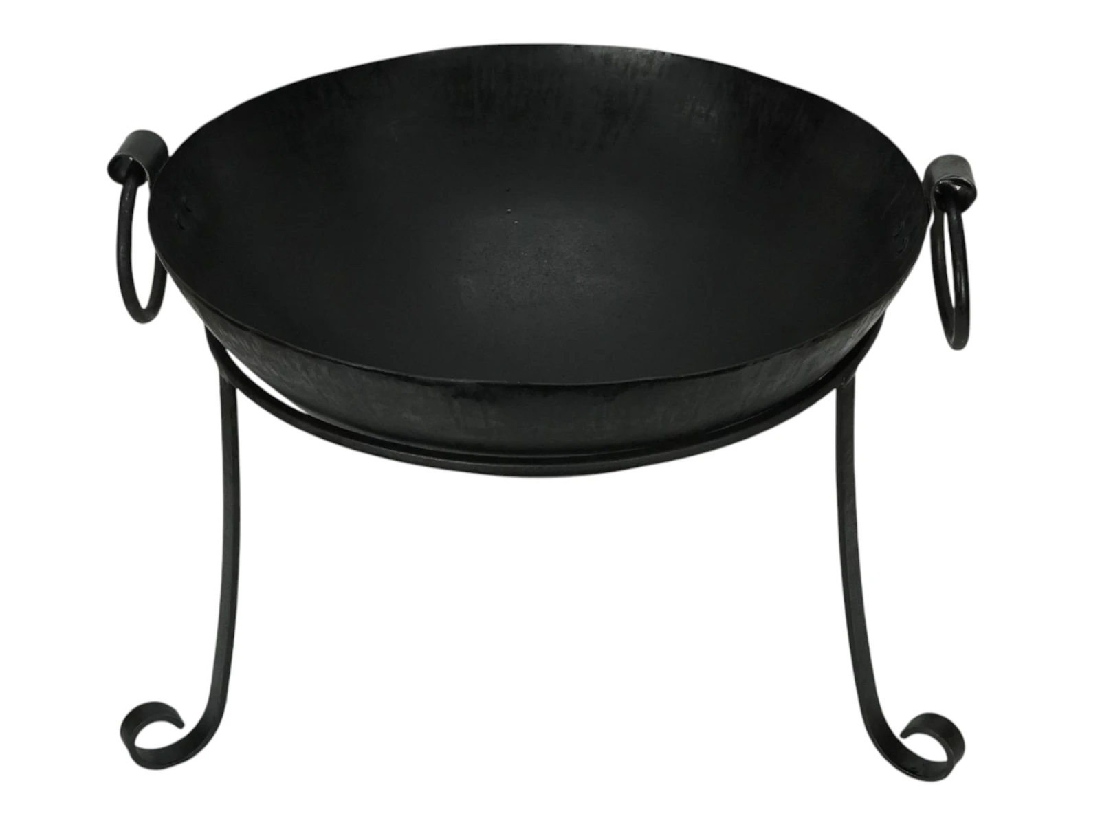 Freisteller 45°-Ansicht: Runde Feuerschale Embero Pure (Ø50×H35 cm) aus schwarzem Metall auf drei geschwungenen Beinen. Freisteller 45°-Ansicht: Runde Feuerschale Embero Pure (Ø50×H35 cm) aus schwarzem Metall auf drei geschwungenen Beinen.