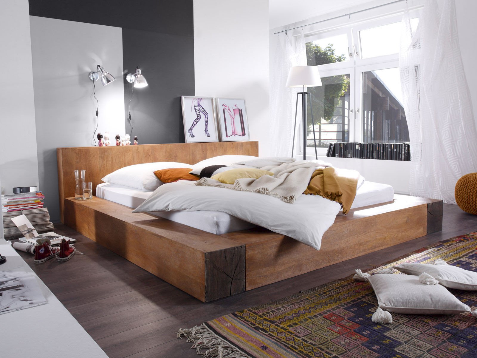 Holzbett Dunas aus hellem Massivholz mit schlichtem Kopfteil und weißer Bettwäsche, skandinavisches Schlafzimmer-Ambiente