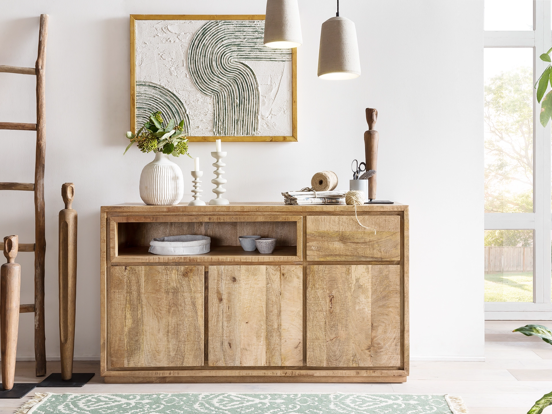 Ambienteaufnahme des Möbelmodells "Blackdale": schwarzes Holzmöbel mit schlichtem, minimalistischem Design in hellem Wohnraum