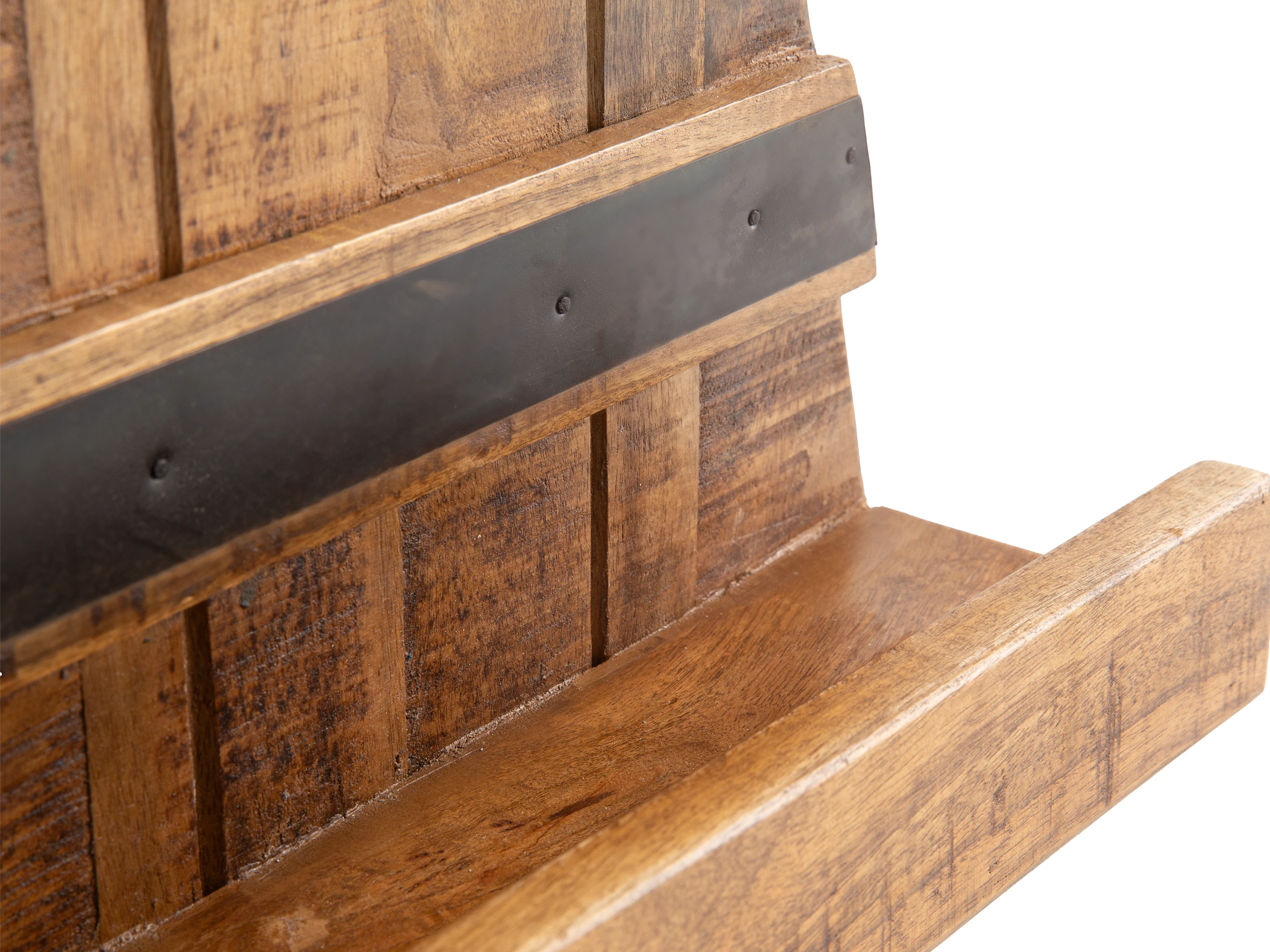 Detailansicht Freisteller des Wandregal Barrel: lackierte Holzoberfläche in Braun mit schwarzem Metallband.