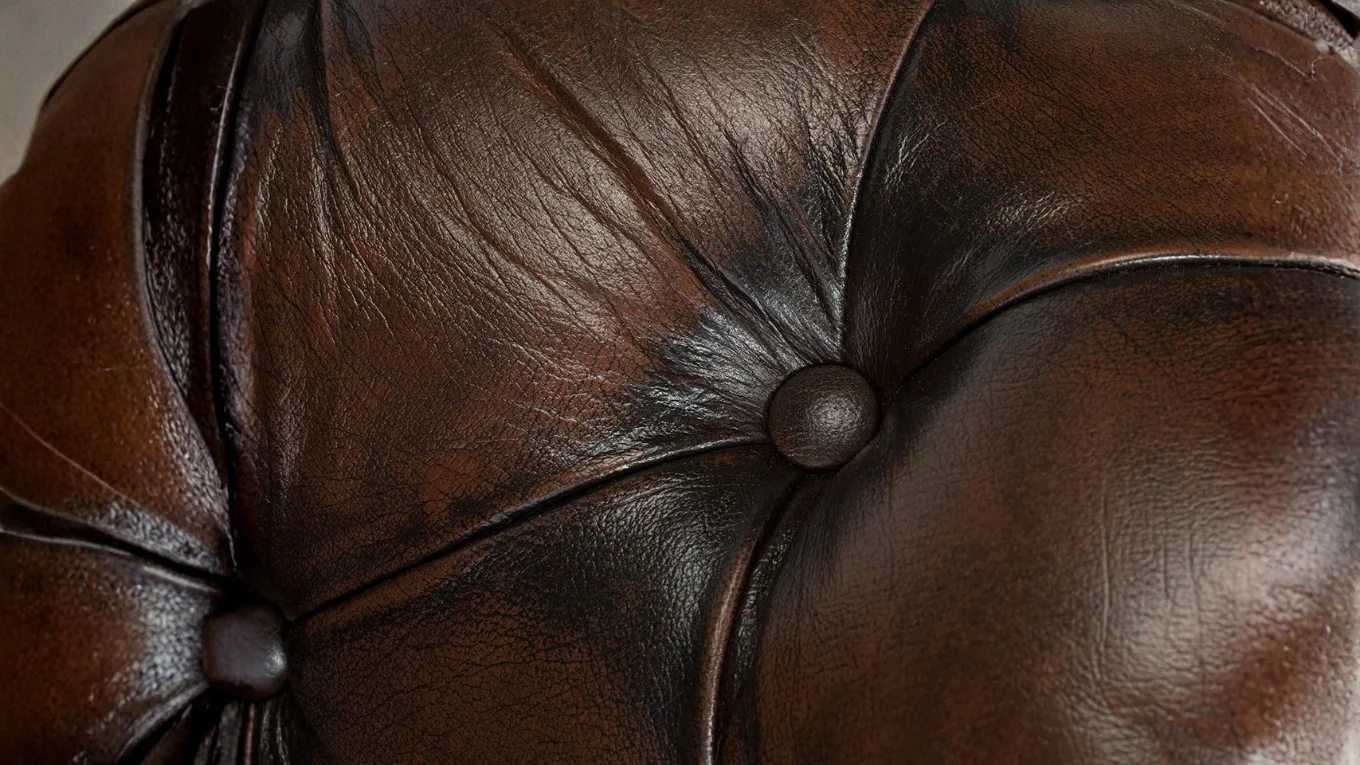 Braunes Leder als Materialmuster in Nahaufnahme, gleichmäßige Struktur und natürliche Farbnuancen, neutraler Hintergrund, geeignet für Möbelbezüge und Polsterung