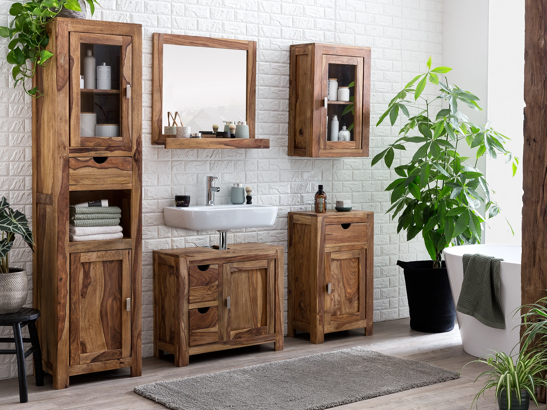 Laros Badmöbel aus Akazienholz im hellen Badambiente mit natürlicher Maserung