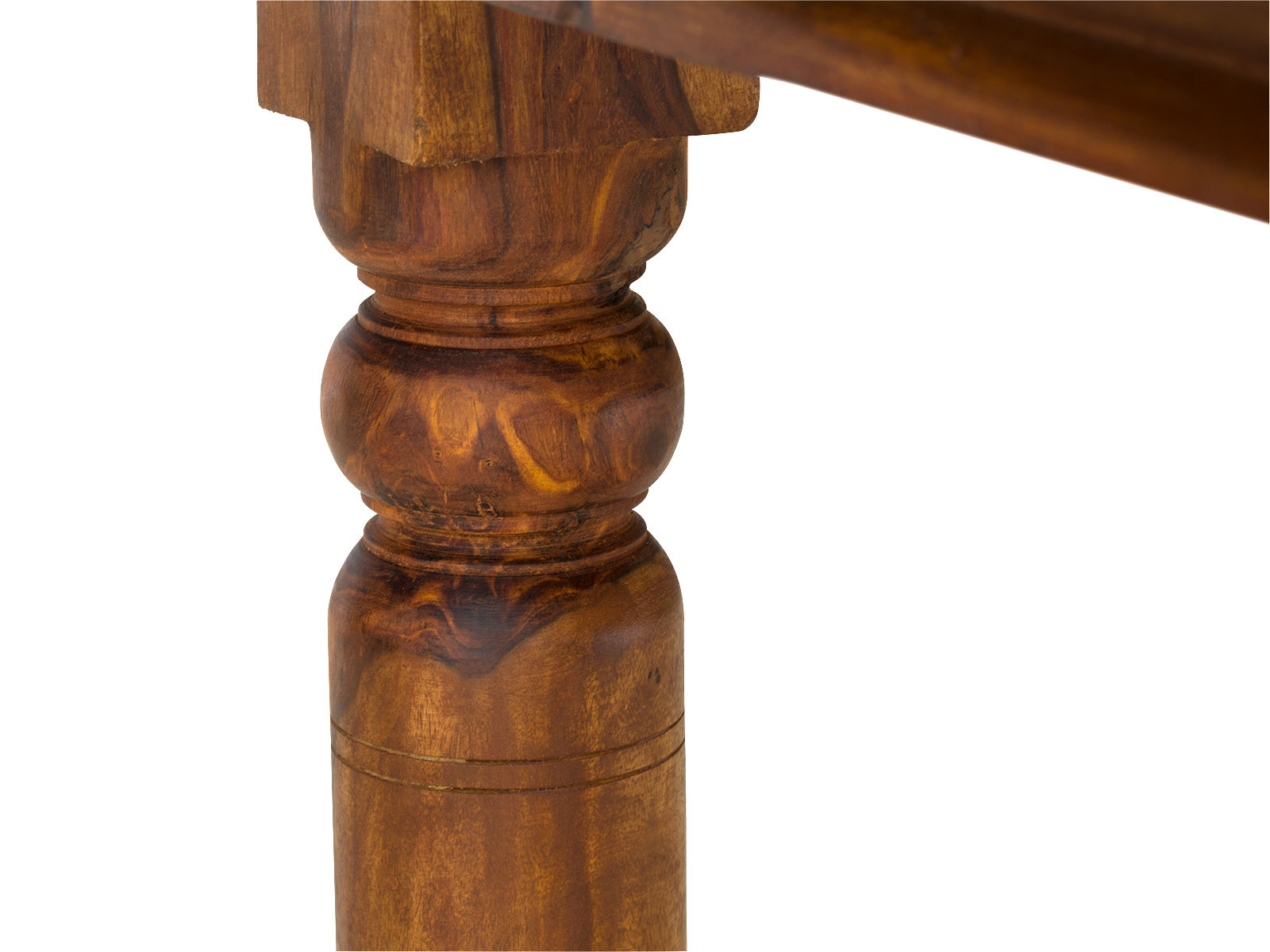 Detailansicht: gedrechseltes, lackiertes Akazienholz-Tischbein des quadratischen Esstischs Merlow 80x80 cm, freigestellt. Detailansicht Tischbein Esstisch Merlow 178x90 Akazie aus lackiertem Akazienholz – Standfuß mit gedrechseltem Holzdetail