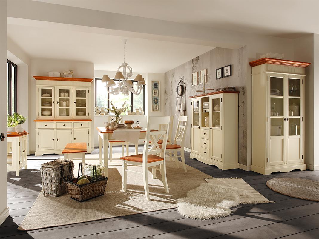 Landhaus-Esstisch mit passendem Stuhl-Set aus Massivholz, rustikales helles Holzfinish und gemütliches Esszimmerambiente