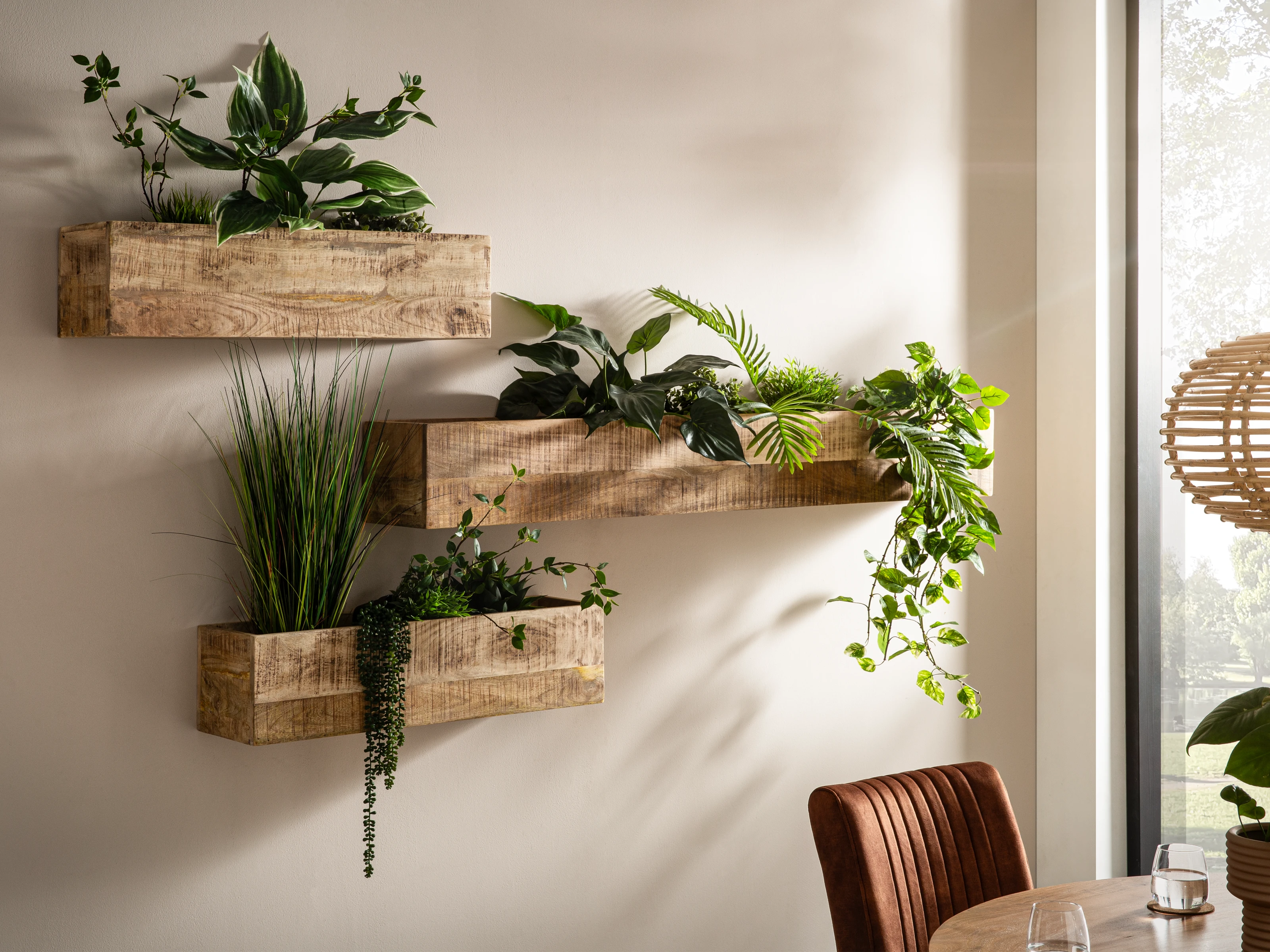 Wohnbeispiel 45°-Ansicht: Rechteckige Mangoholz Wand-Blumenkästen 2er-Set (170×22×25 cm), lackiert, mit Bepflanzung Wohnbeispiel 45°-Ansicht: Rechteckige Mangoholz Wand-Blumenkästen 2er-Set (170×22×25 cm), lackiert, mit Bepflanzung
