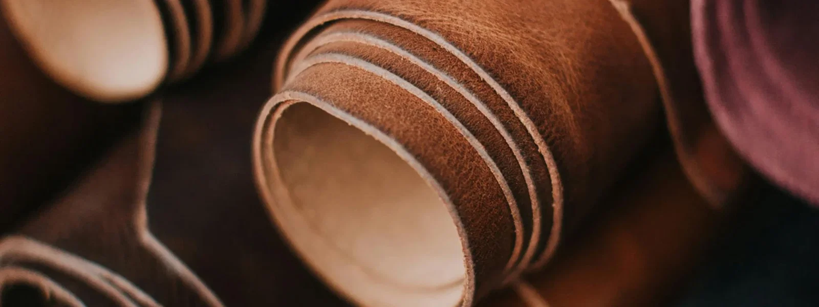 Teaser-Banner zur Leder-Kollektion bei Woodkings mit warmen Brauntönen und edler Lederoptik.