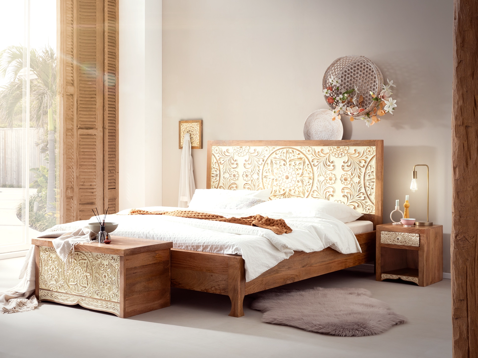 Ambienteaufnahme des Holzmöbels "Delhi" in warmer Holzoptik im Wohnraum mit dezenter Dekoration und grüner Pflanze