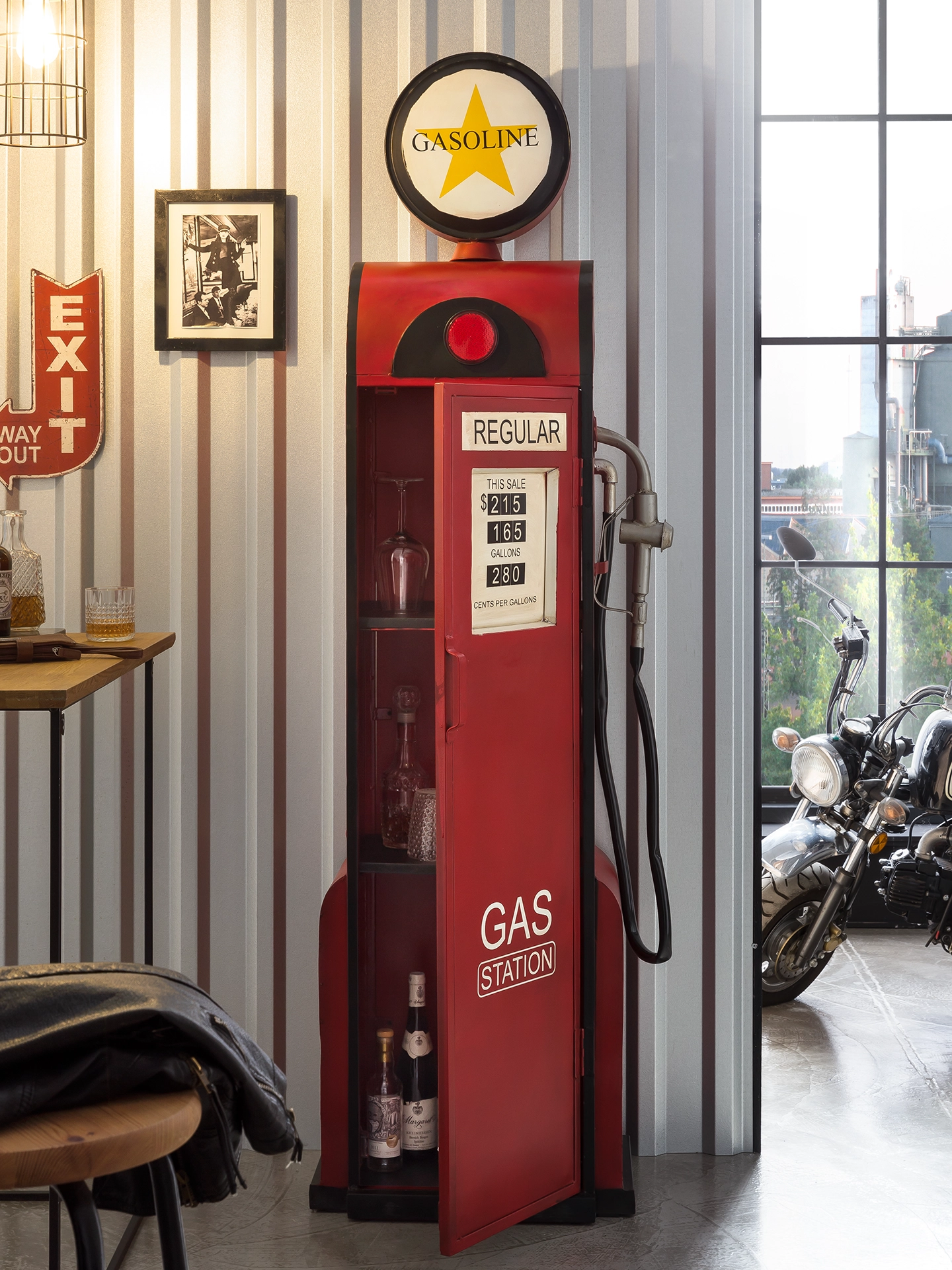 Rustikale Holz-Zapfsäule auf Bar-Tresen, massives Eichenholz mit Metallarmaturen, warme Beleuchtung, stilvolles Bar-Accessoire