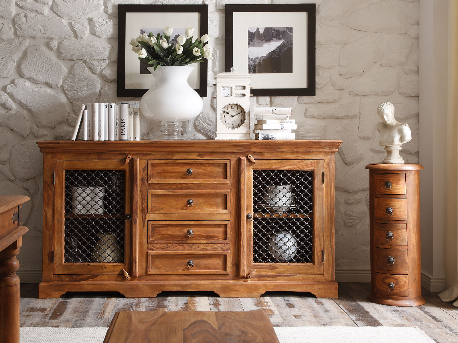 Sideboard Merlino Akazie, Frontansicht, Wohnbeispiel: braunes lackiertes Akazienholz, 2 Türen, 4 Schubladen, 178×85×43?cm Sideboard Merlino Akazie, Frontansicht, Wohnbeispiel: braunes lackiertes Akazienholz, 2 Türen, 4 Schubladen, 178×85×43?cm