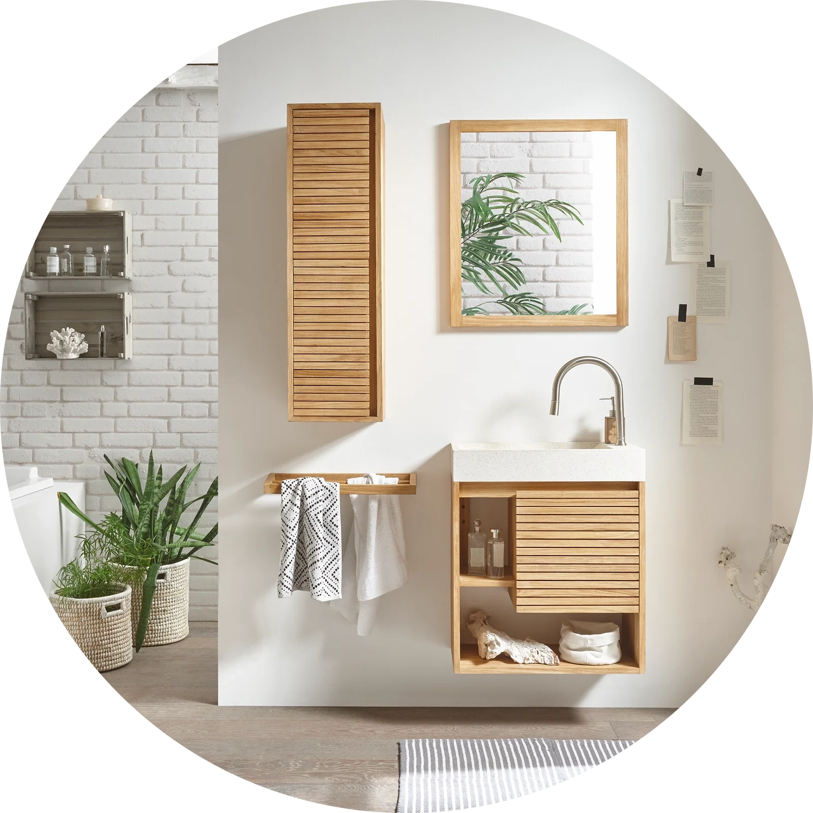 Platzsparende Einrichtung für kleine Räume: skandinavisches Wohnzimmer mit kleinem Sofa, Couchtisch, Regal und Zimmerpflanzen