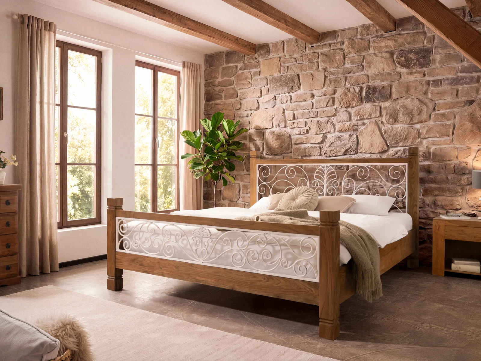 Bett Tasmania aus massiver Akazie mit weißem Metallkopfteil und filigranen Ornamenten für ein Schlafzimmer mit Charakter