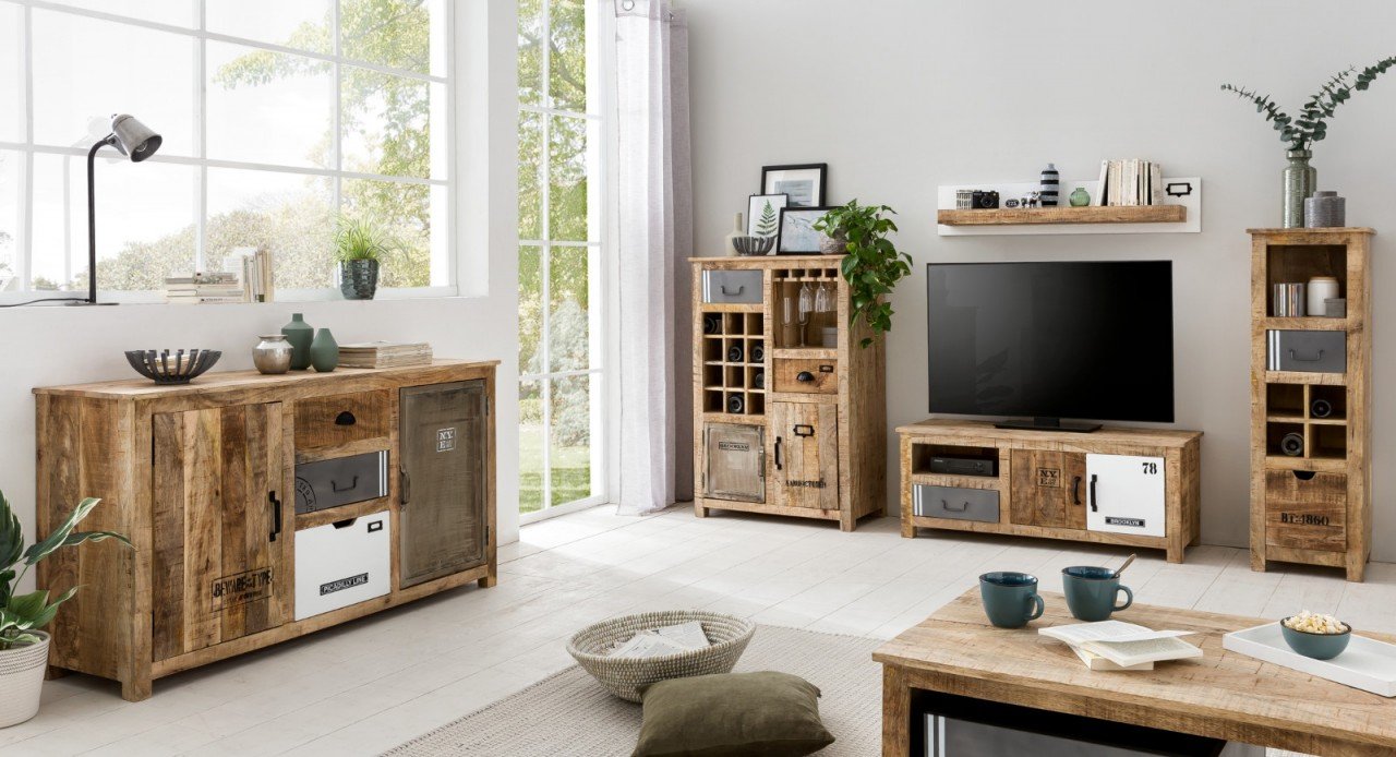 Minimalistisches Wohnambiente mit hellem Holz-Esstisch, schlankem Stuhl, grüner Zimmerpflanze und weißer, luftiger Raumgestaltung