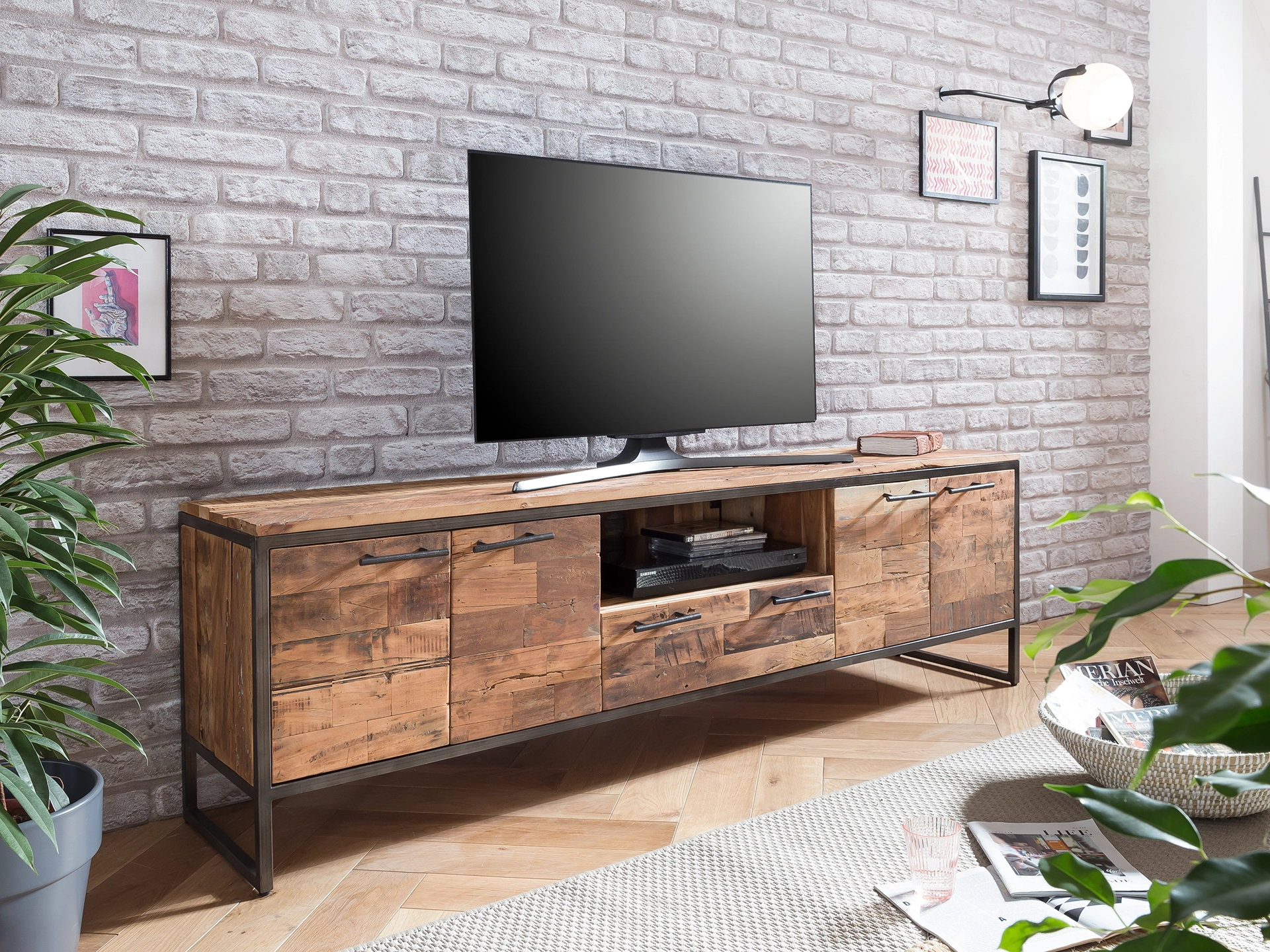 Ambienteaufnahme eines massiven Holztisches Bristol mit Stühlen in modern-rustikalem Innenraum, warmem Licht und dezenter Dekoration