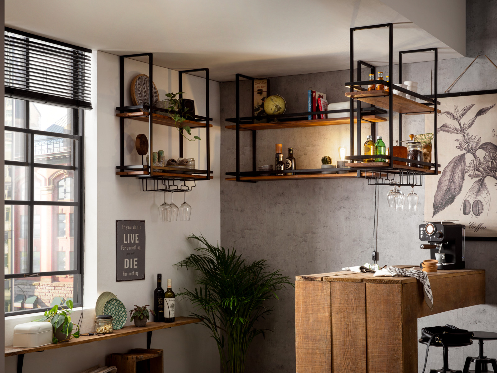 Fahrrad an stilvoller Holz-Wandhalterung 'BikesBars Aro' in modernem Wohnambiente, helle Wände, minimalistische Einrichtung.